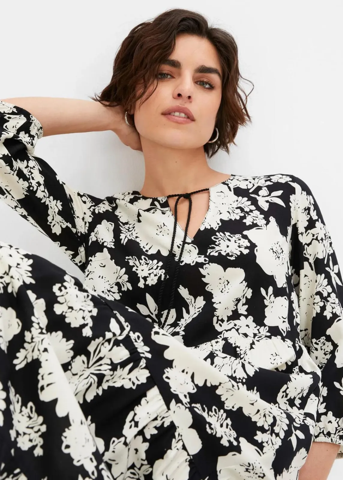 bonprix Bekleidung·Pullover & Strickjacken|Kleider^Maxikleid aus fließender Viskose schwarz/creme geblümt