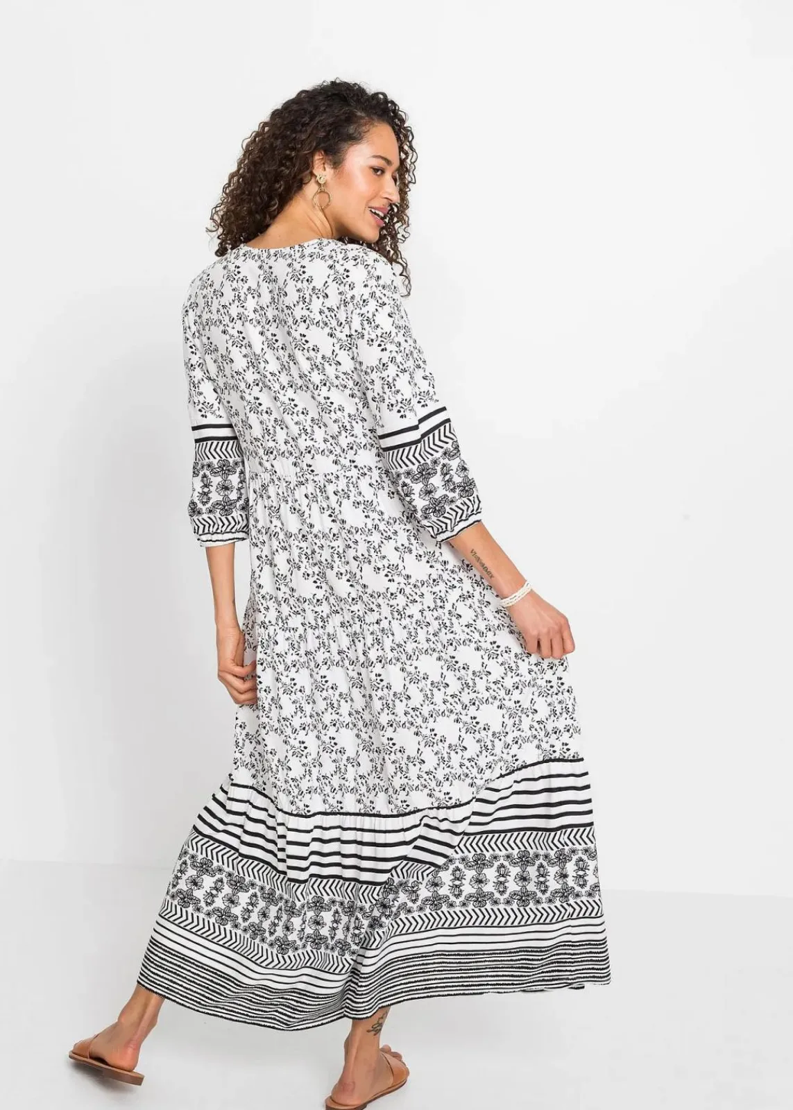 bonprix Nachhaltigere Materialien|Kleider^Maxikleid aus fließender Viskose weiß/schwarz graphisch bedruckt