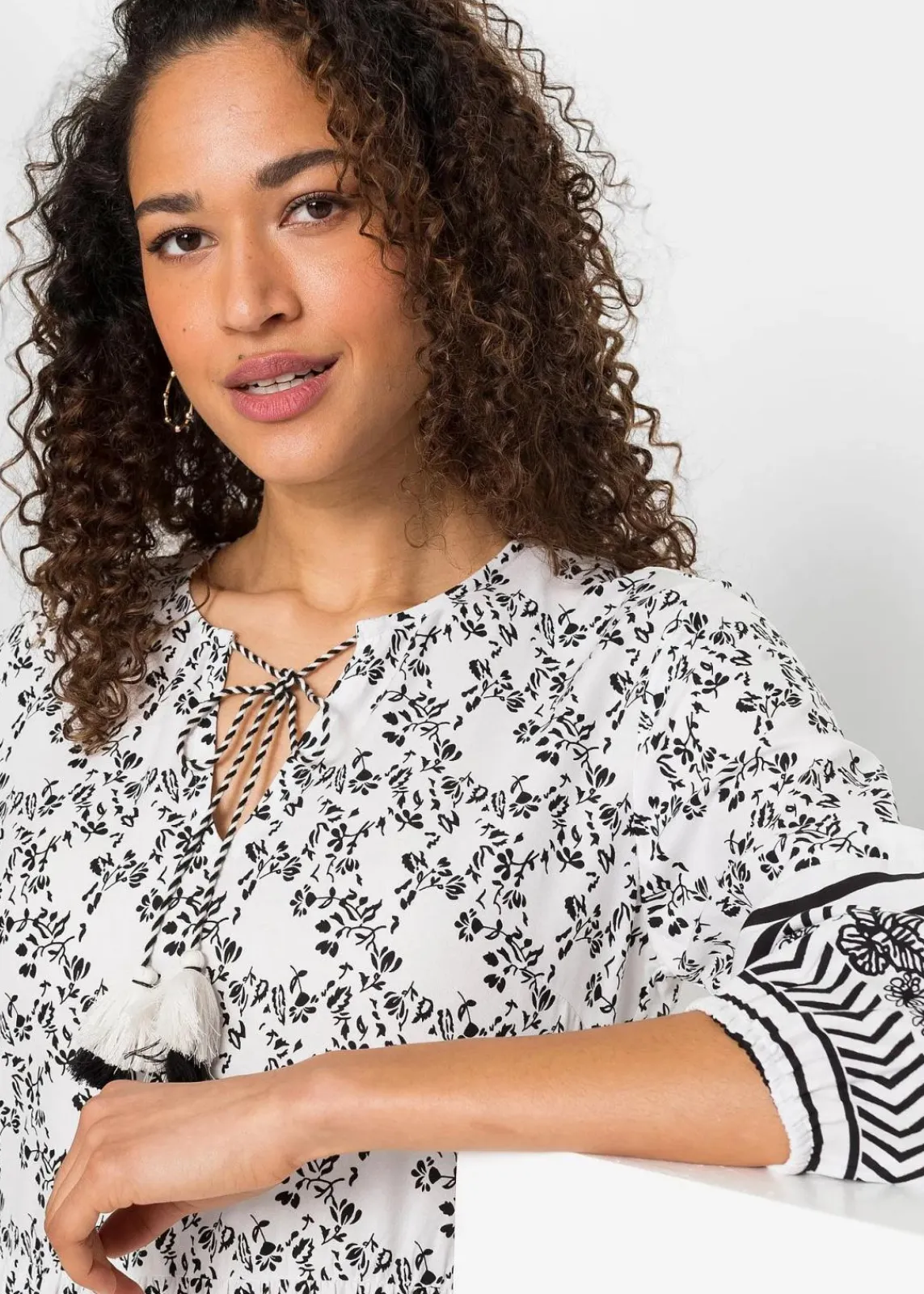 bonprix Nachhaltigere Materialien|Kleider^Maxikleid aus fließender Viskose weiß/schwarz graphisch bedruckt