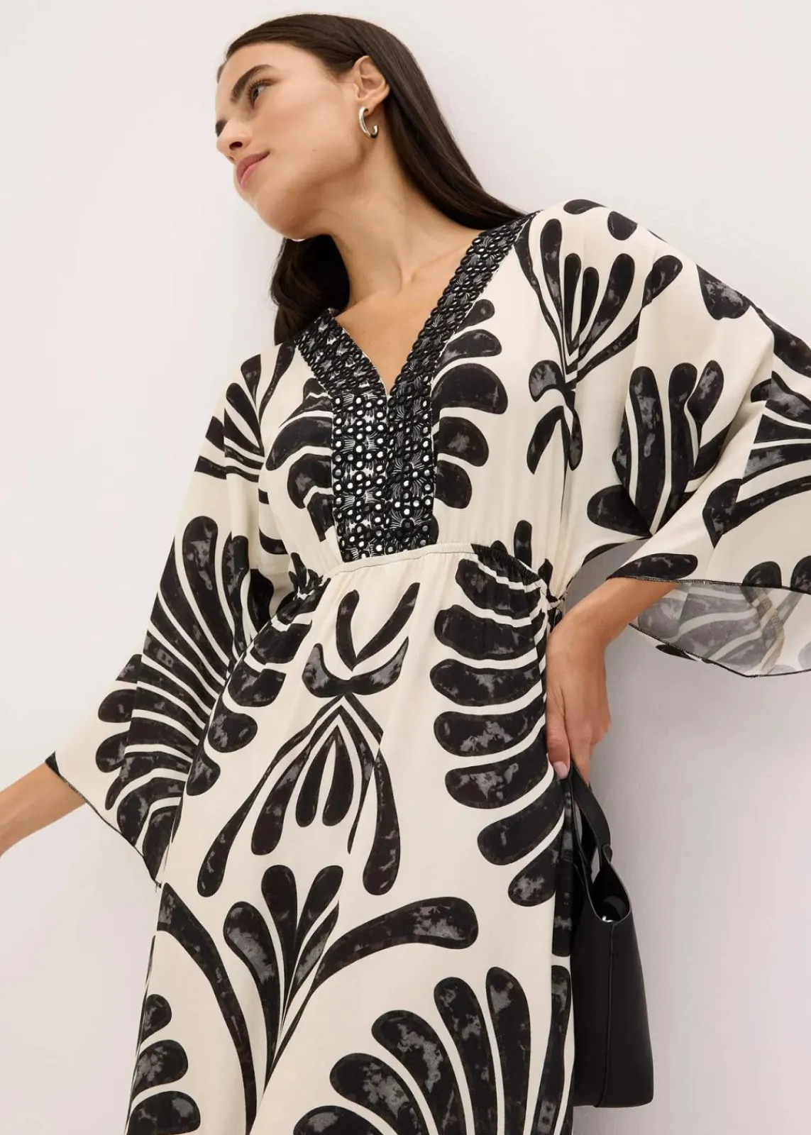 bonprix Bekleidung·Pullover & Strickjacken|Kleider^Maxikleid aus fließender Viskose schwarz/wollweiß bedruckt
