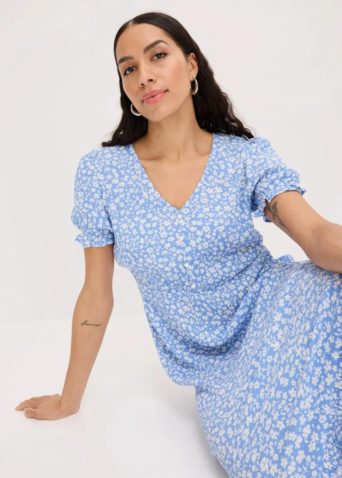bonprix Nachhaltigere Materialien|Kleider^Maxikleid aus reiner Viskose blau/weiß geblümt