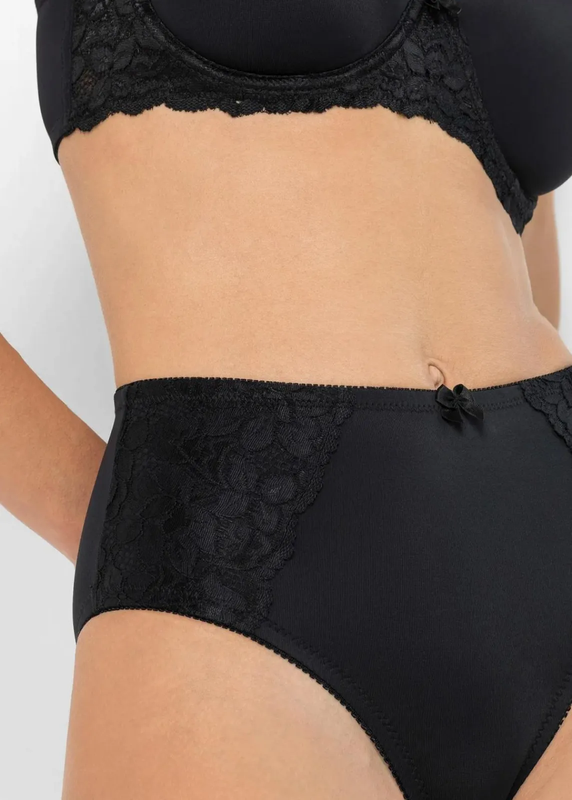 bonprix Nachhaltigere Materialien|Höschen^Maxislip mit zarter Spitze (2er Pack) schwarz+schwarz