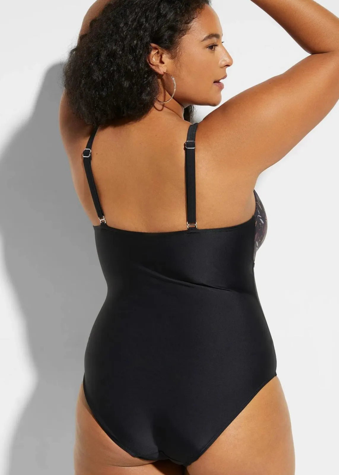 bonprix Nachhaltigere Materialien|Shapewear^Medium Shape-Badeanzug schwarz floral