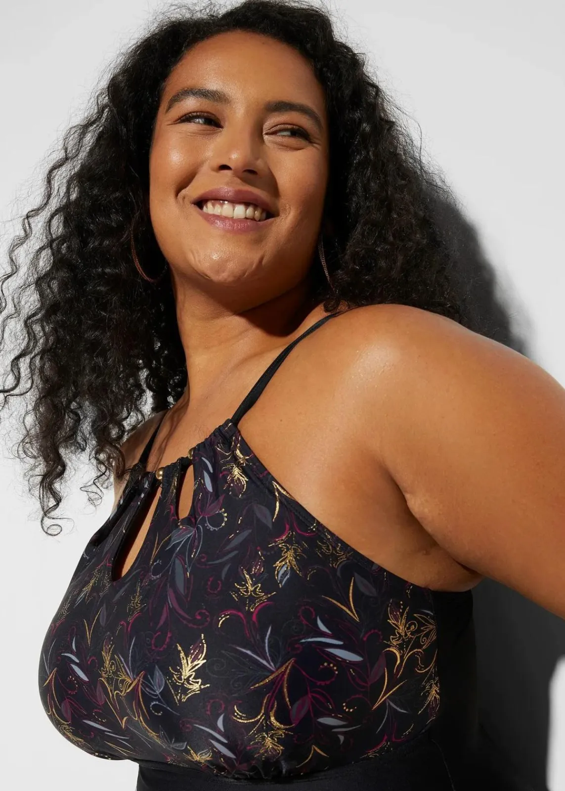 bonprix Nachhaltigere Materialien|Shapewear^Medium Shape-Badeanzug schwarz floral