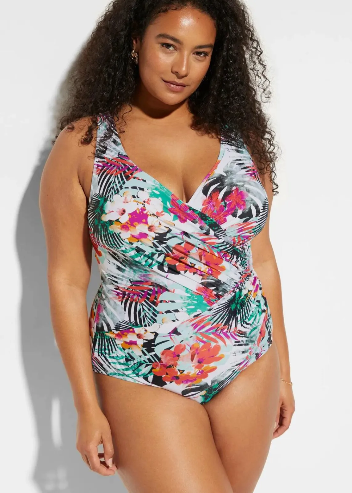 bonprix Nachhaltigere Materialien|Shapewear^Medium Shape-Badeanzug in Wickeloptik weiß floral