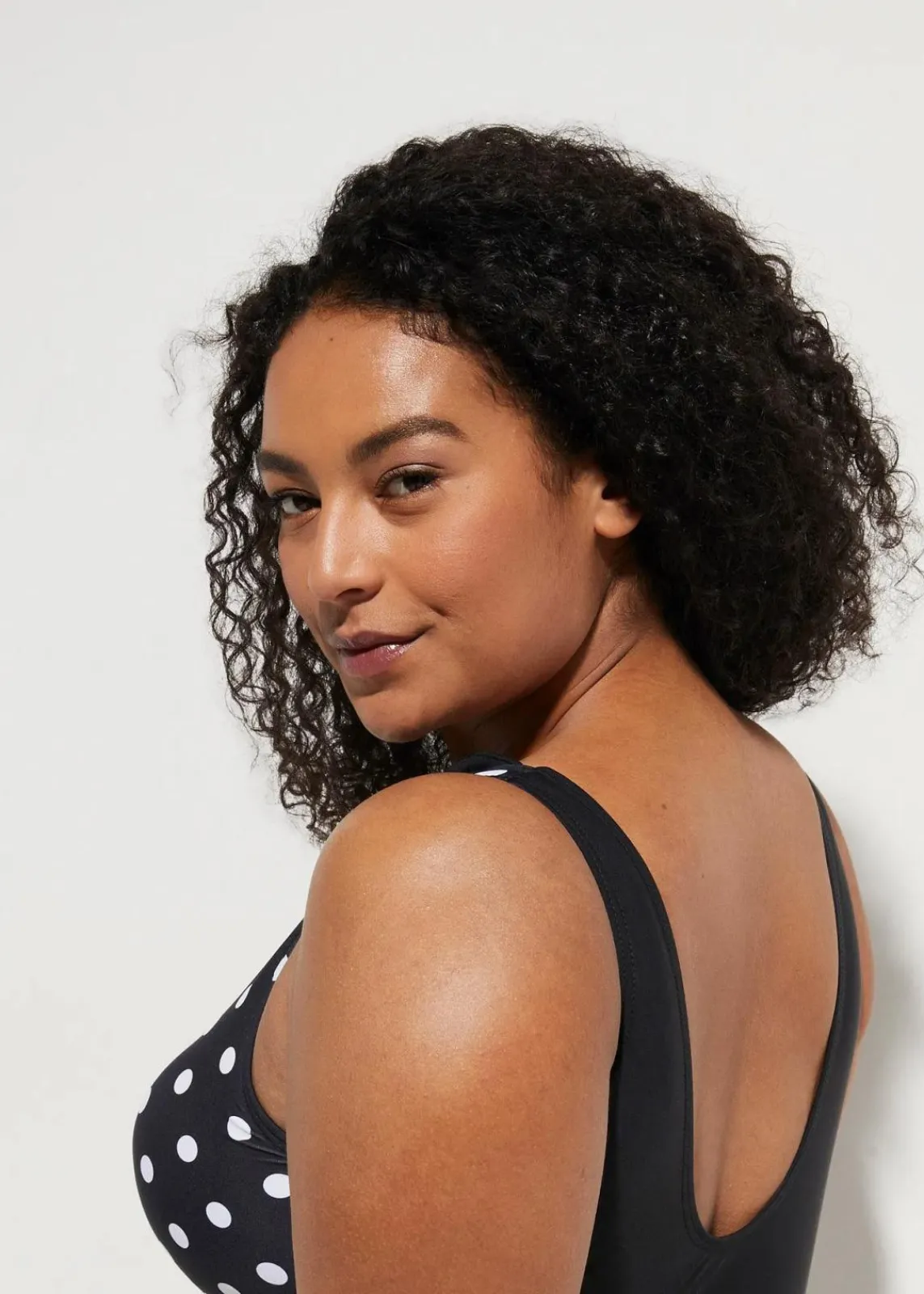 bonprix Nachhaltigere Materialien|Shapewear^Medium Shape-Badeanzug mit Raffung schwarz/weiss gepunktet