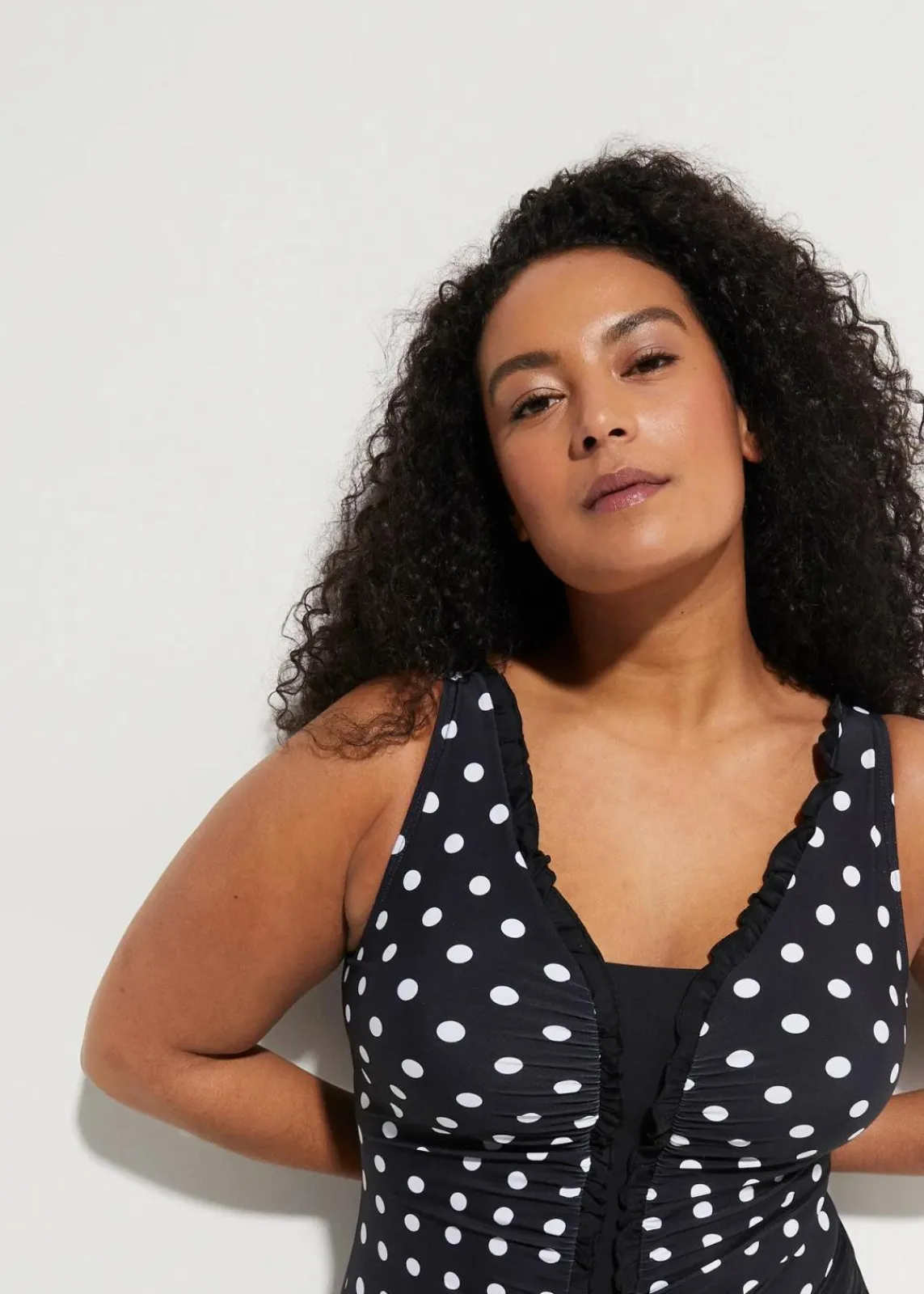 bonprix Nachhaltigere Materialien|Shapewear^Medium Shape-Badeanzug mit Raffung schwarz/weiss gepunktet