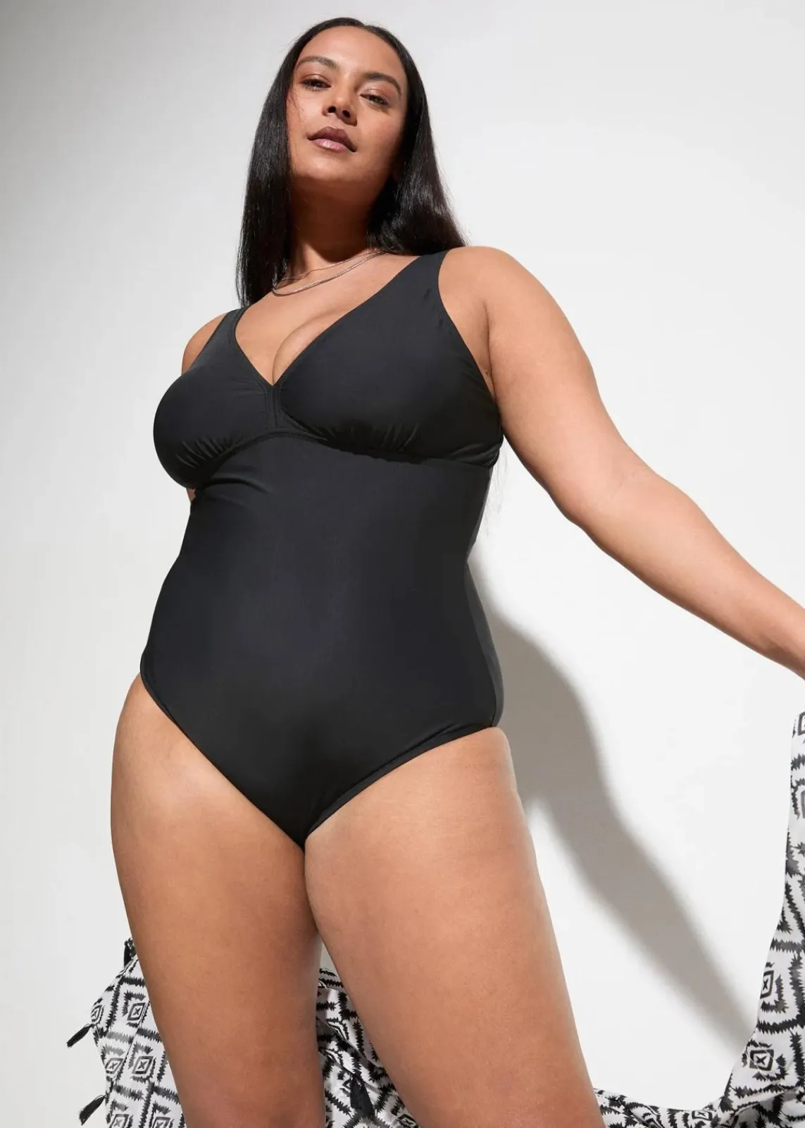 bonprix Nachhaltigere Materialien|Shapewear^Medium Shape-Badeanzug mit tiefem Ausschnitt schwarz