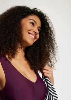 bonprix Nachhaltigere Materialien|Bademode·Badeanzüge^Medium Shape-Badeanzug mit V-Ausschnitt holunderbeere