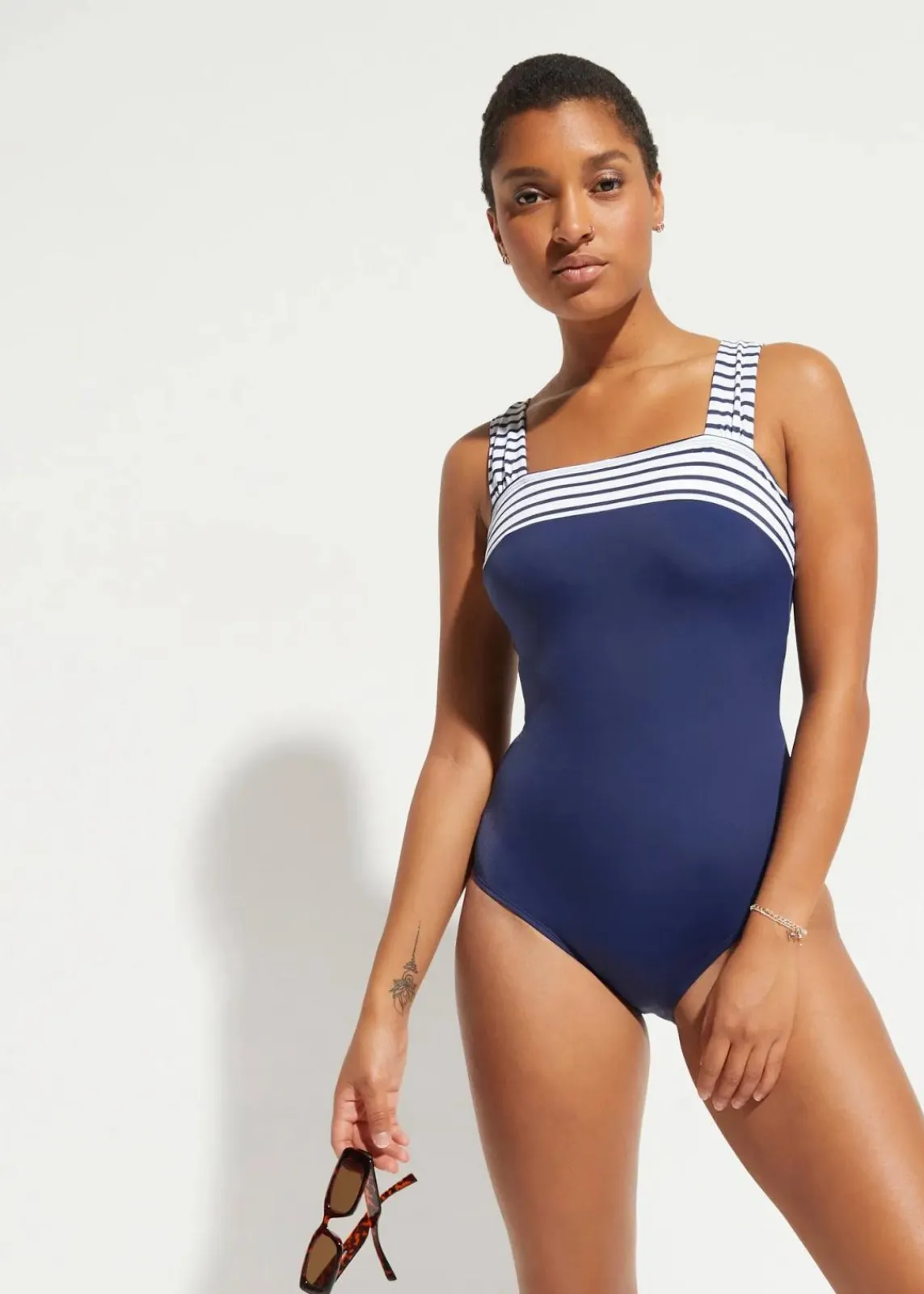 bonprix Nachhaltigere Materialien|Shapewear^Medium Shape-Badeanzug mit breiten Trägern dunkelblau/weiß gestreift