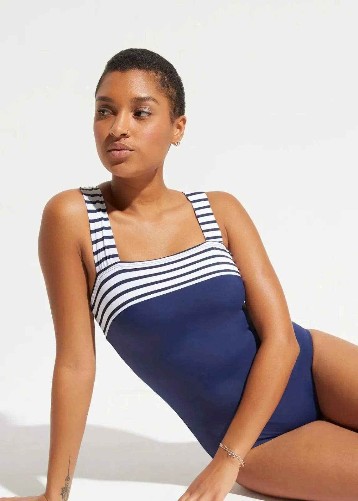 bonprix Nachhaltigere Materialien|Shapewear^Medium Shape-Badeanzug mit breiten Trägern dunkelblau/weiß gestreift
