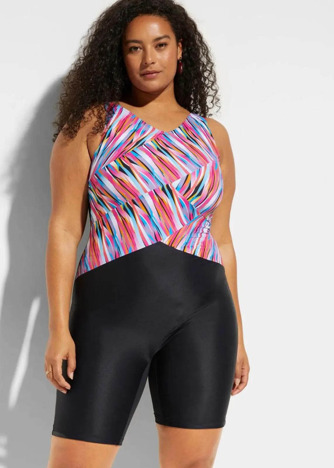 bonprix Nachhaltigere Materialien|Shapewear^Medium Shape-Badeanzug mit Bein schwarz / bunt gestreift