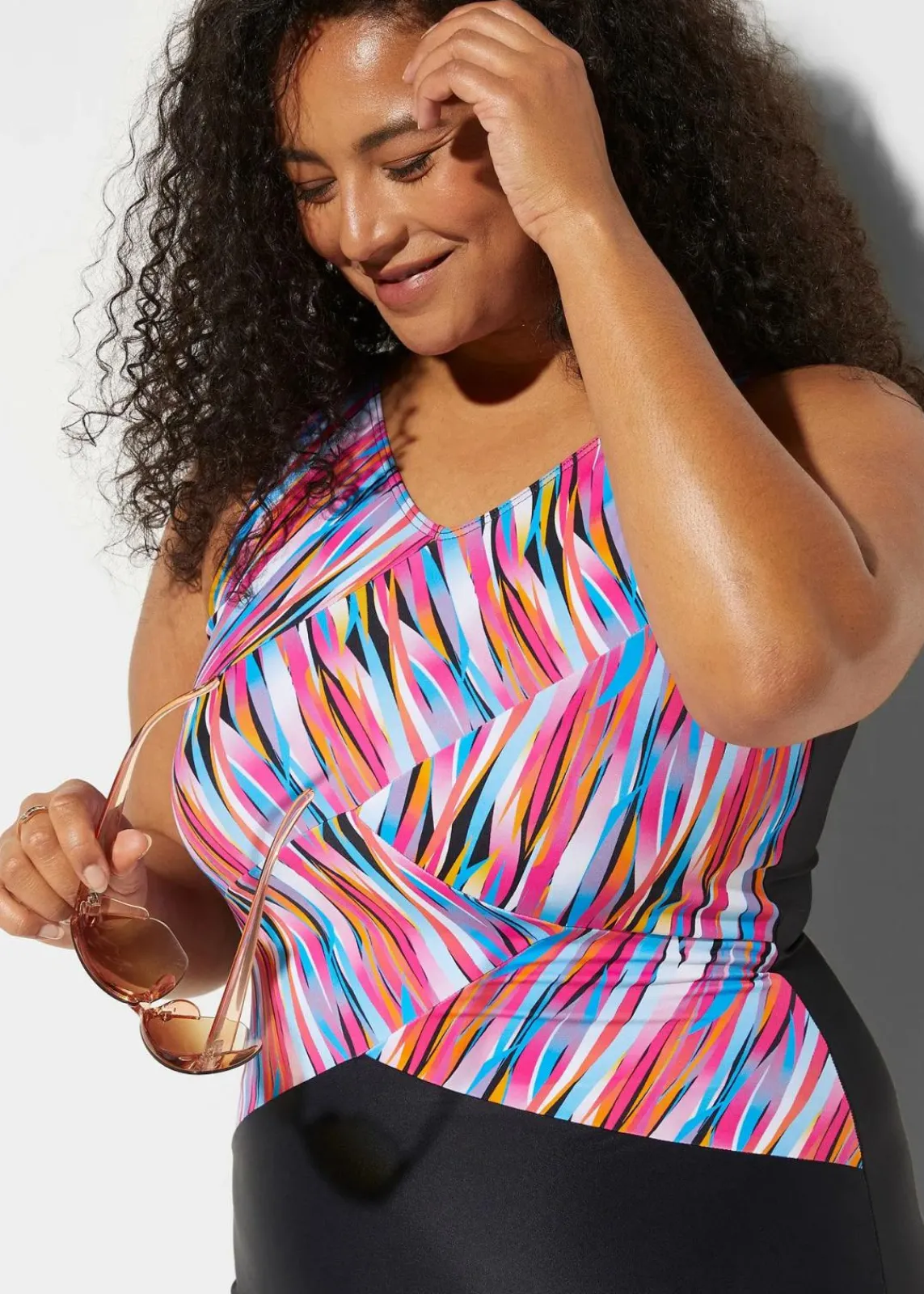 bonprix Nachhaltigere Materialien|Shapewear^Medium Shape-Badeanzug mit Bein schwarz / bunt gestreift