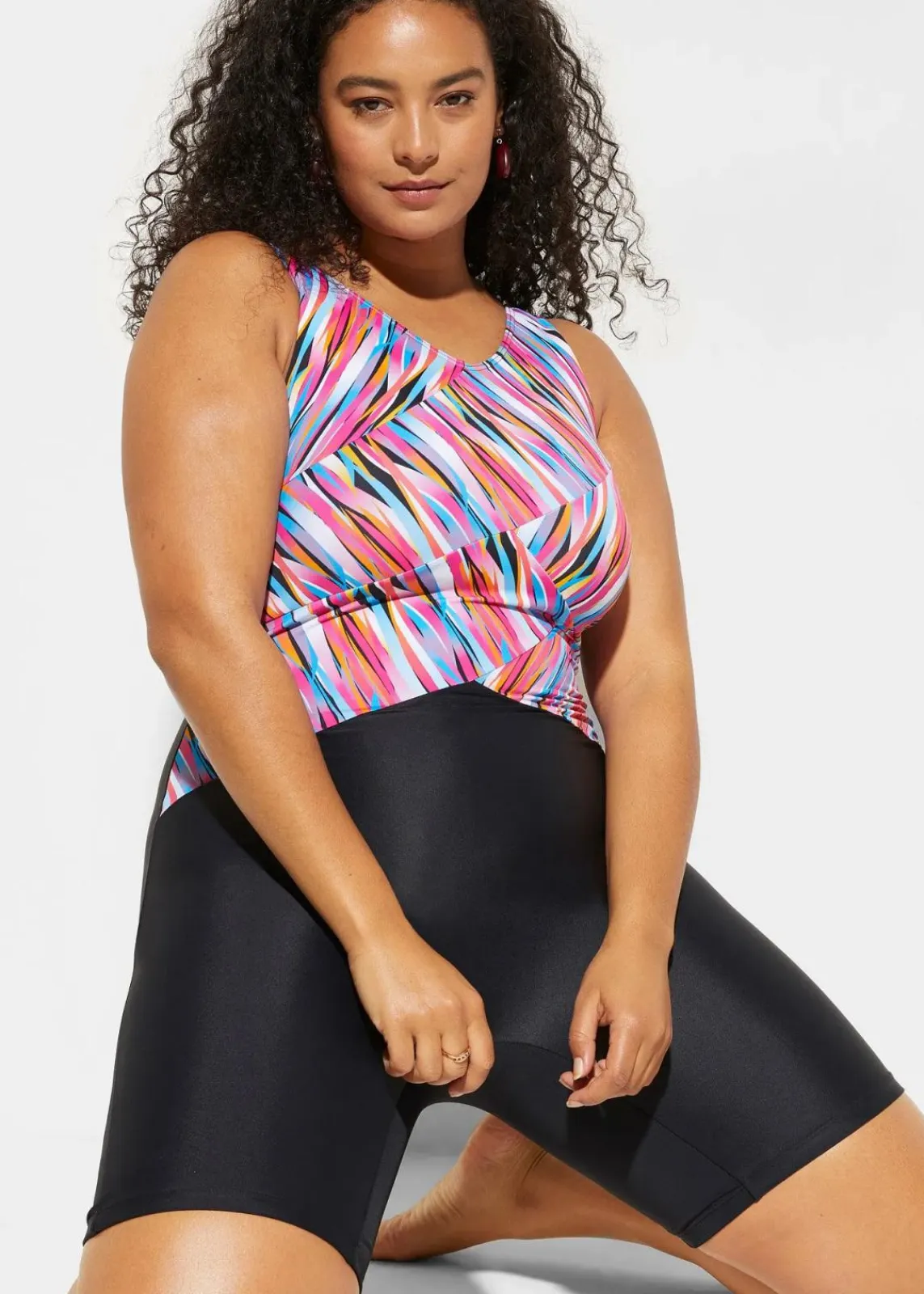 bonprix Nachhaltigere Materialien|Shapewear^Medium Shape-Badeanzug mit Bein schwarz / bunt gestreift