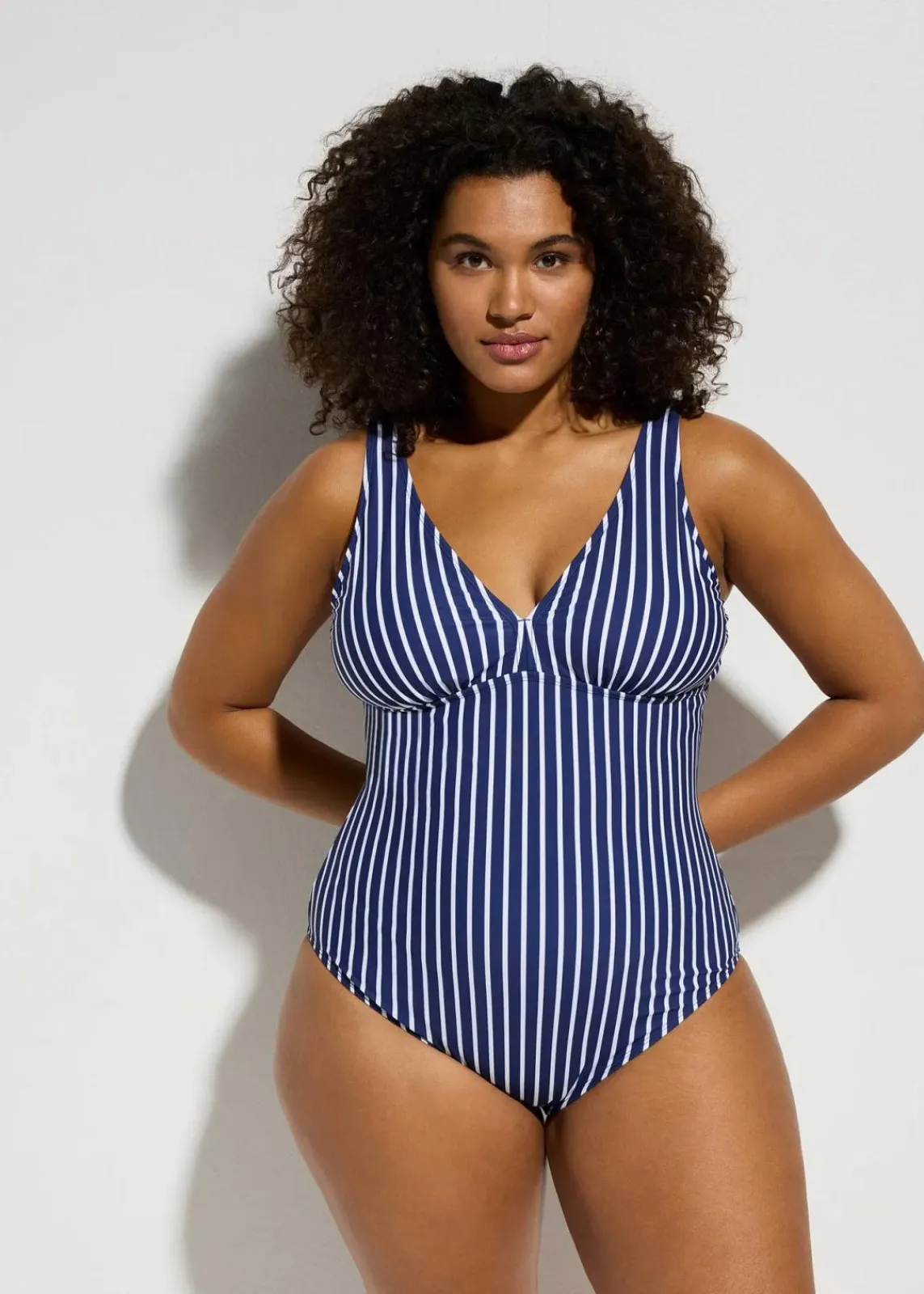bonprix Bademode·Badeanzüge|Bademode·Shapewear^Medium Shape-Badeanzug mit tiefem Ausschnitt mitternachtsblau/weiß gestreift