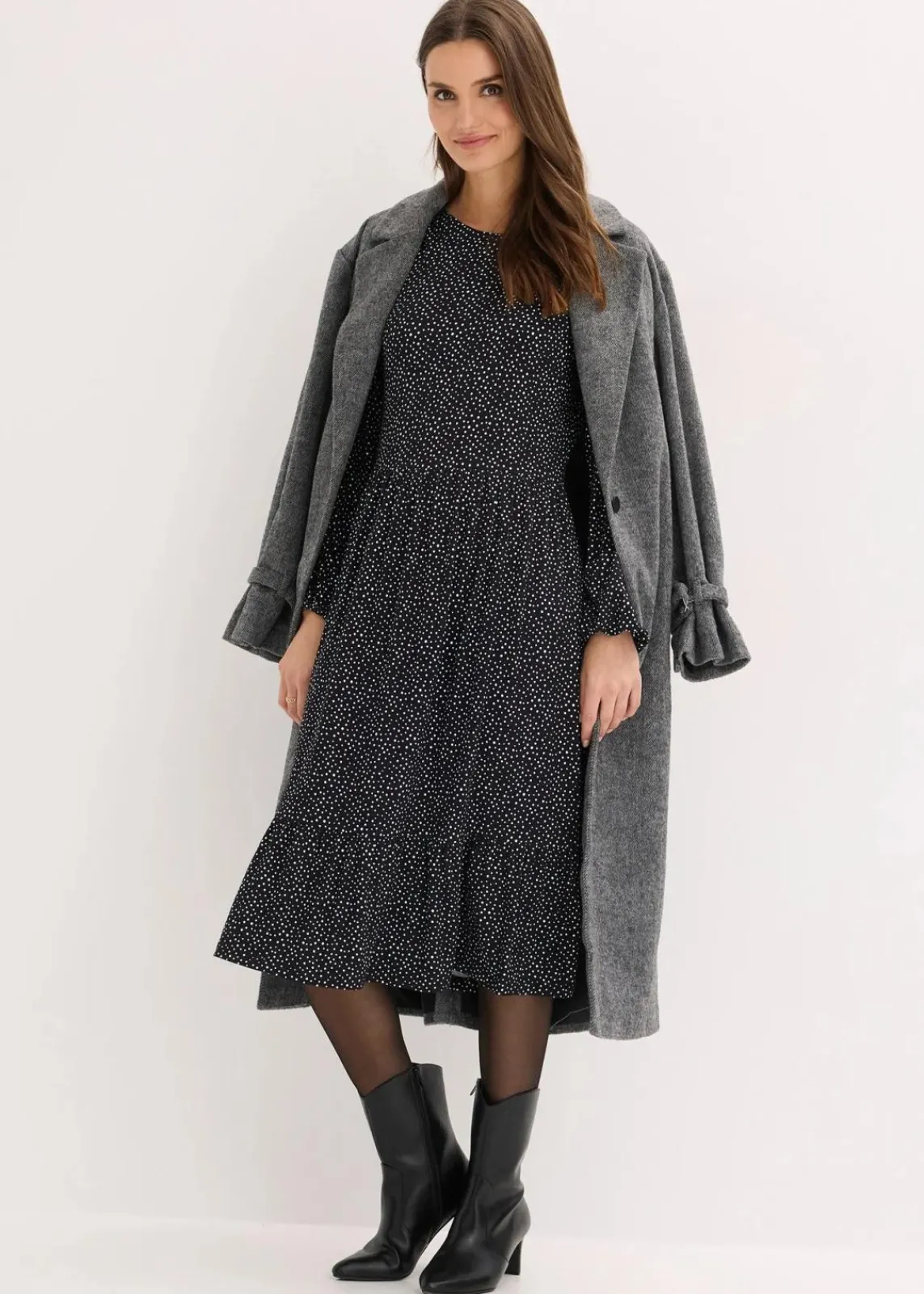 bonprix Bekleidung·Pullover & Strickjacken|Nachhaltigere Materialien^Midi-Jerseykleid aus Viskose-Mix schwarz mit weiß gepunktet