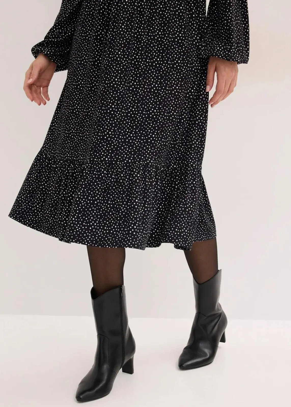 bonprix Bekleidung·Pullover & Strickjacken|Nachhaltigere Materialien^Midi-Jerseykleid aus Viskose-Mix schwarz mit weiß gepunktet