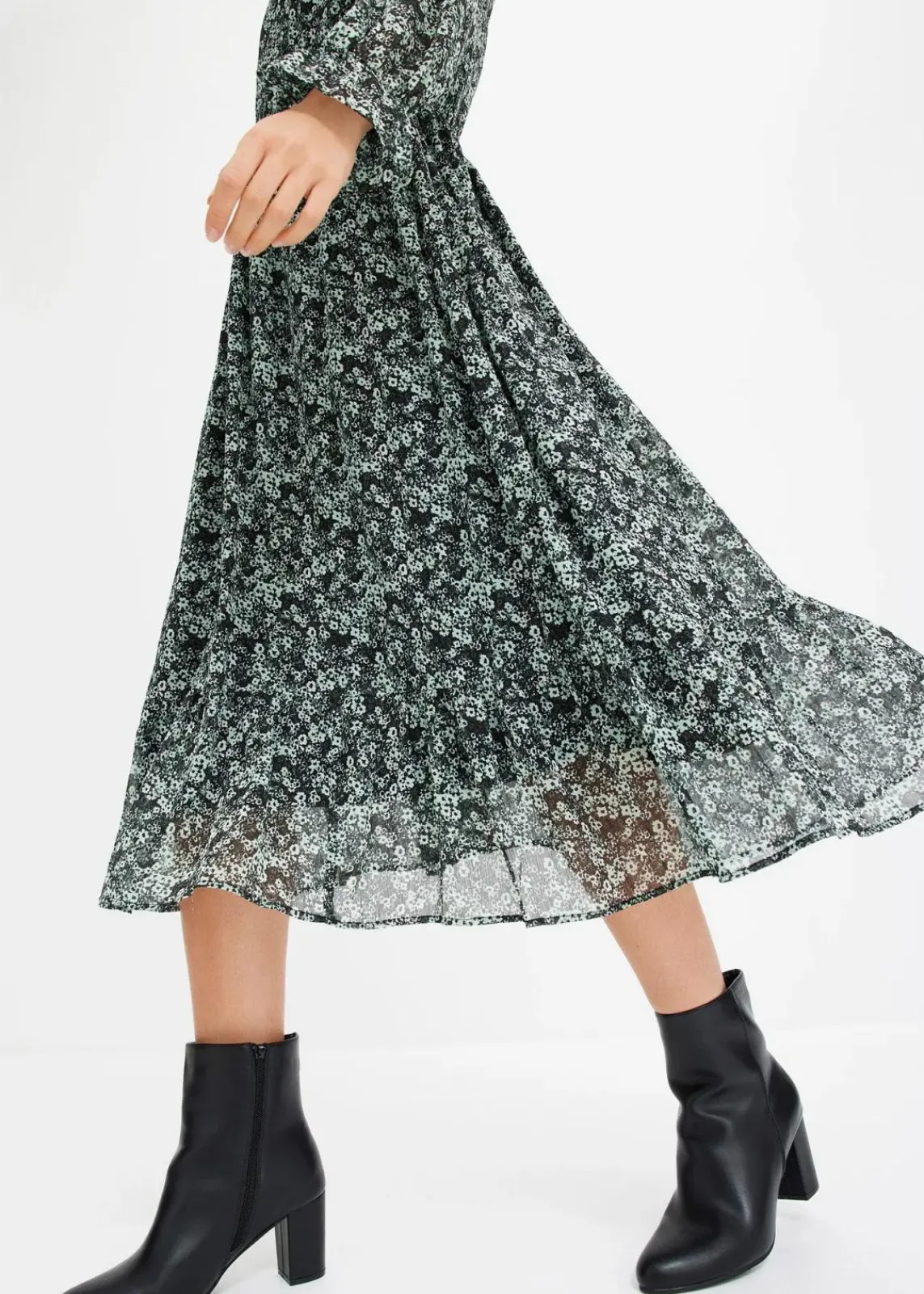 bonprix Bekleidung·Pullover & Strickjacken|Kleider^Midikleid schwarz/mint geblümt