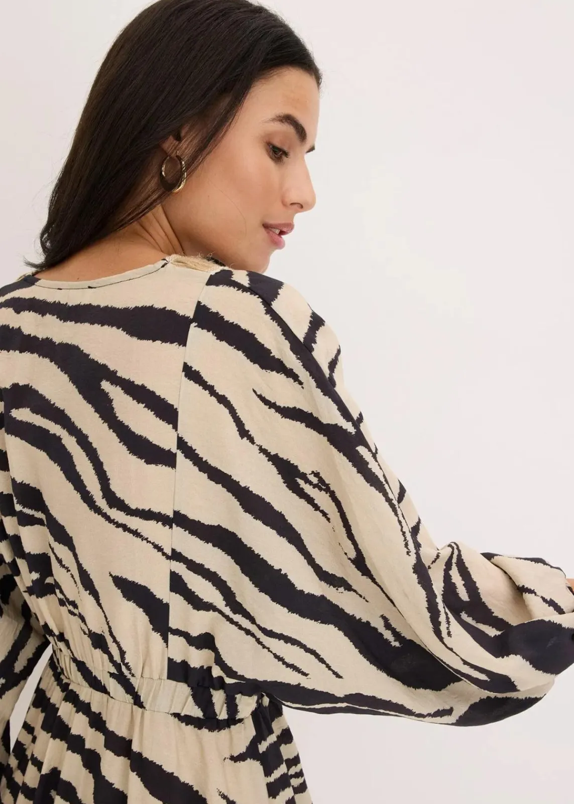 bonprix Bekleidung·Pullover & Strickjacken|Kleider^Midikleid aus fließendem Viskose-Mix schwarz/wollweiß zebra bedruckt