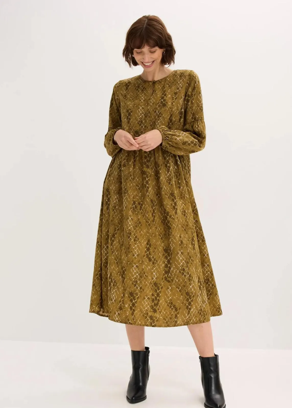 bonprix Bekleidung·Pullover & Strickjacken|Kleider^Midikleid aus fließendem Satin erdoliv/mistelgrün bedruckt