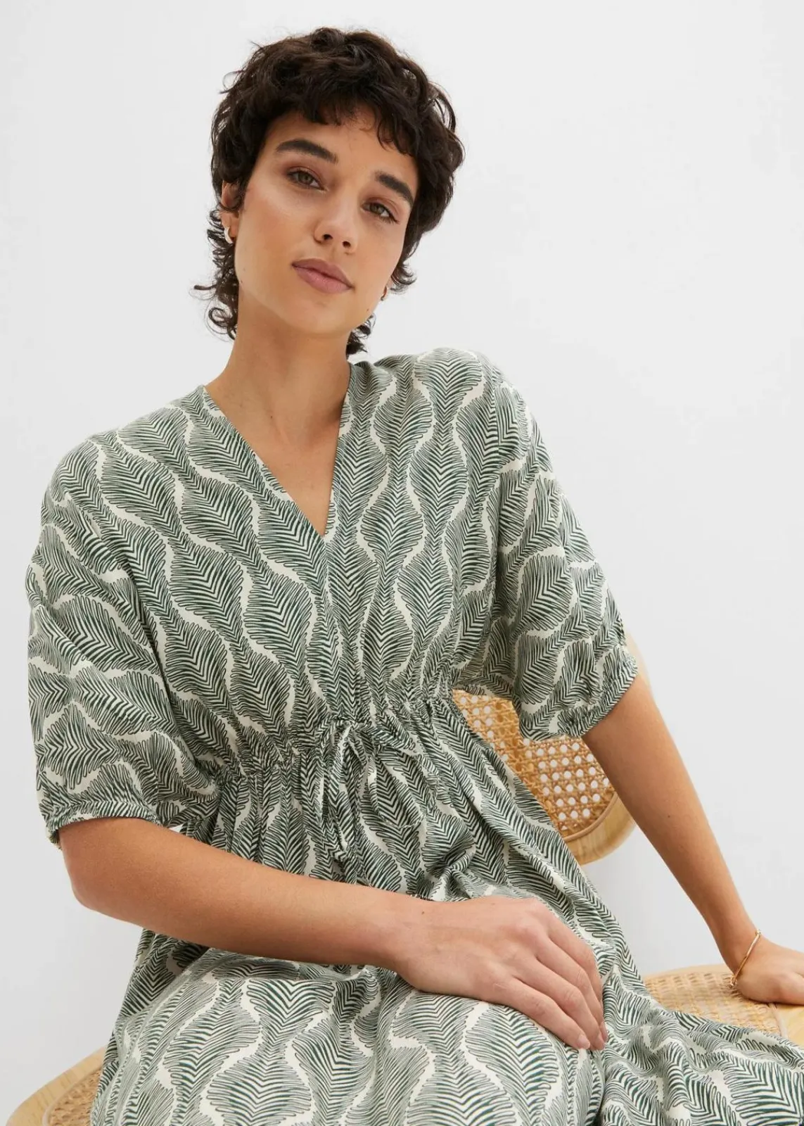 bonprix Bekleidung·Pullover & Strickjacken|Kleider^Midikleid aus fließender Viskose dunkelgrün/sandbeige graphisch