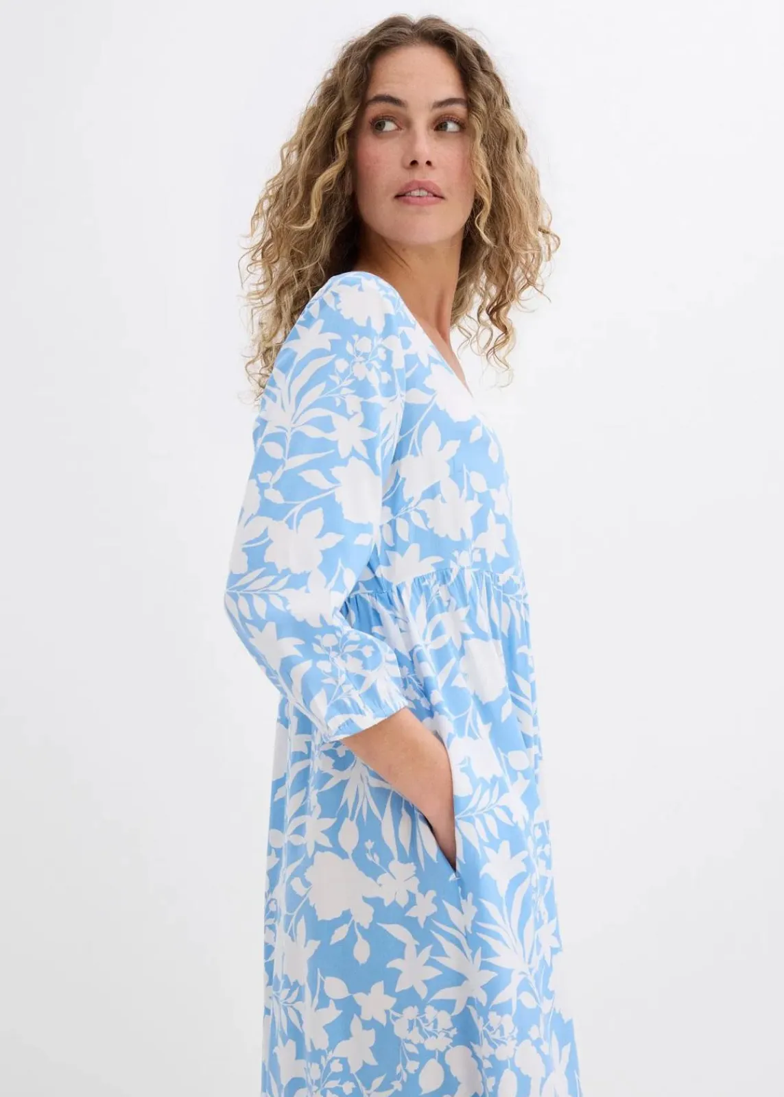 bonprix Nachhaltigere Materialien|Kleider^Midikleid aus fließender Viskose babyblau/weiß floral
