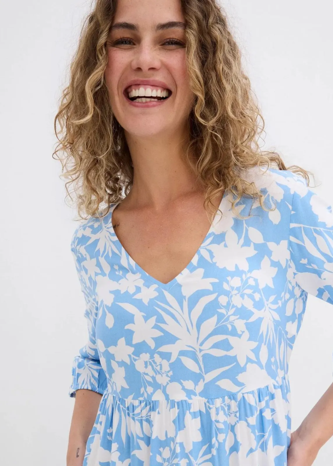 bonprix Nachhaltigere Materialien|Kleider^Midikleid aus fließender Viskose babyblau/weiß floral
