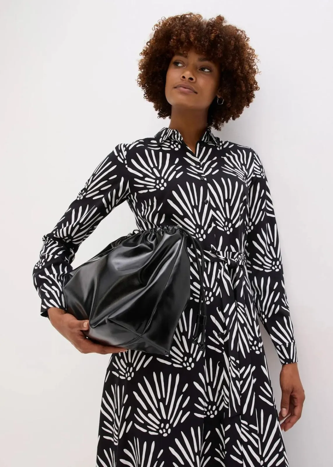 bonprix Bekleidung·Pullover & Strickjacken|Kleider^Midikleid aus fließender Viskose schwarz/weiß bedruckt