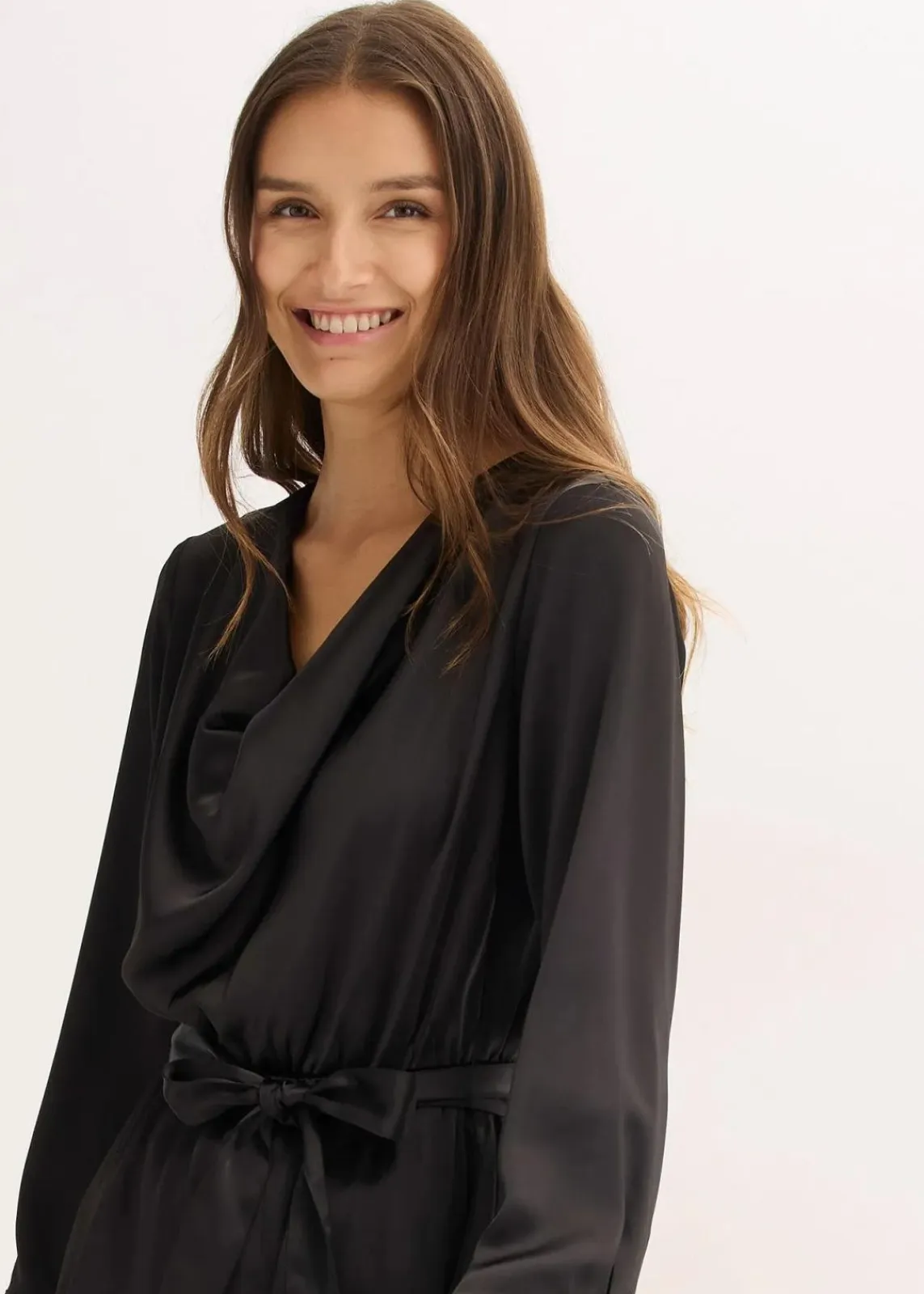 bonprix Bekleidung·Pullover & Strickjacken|Kleider^Midikleid aus glänzendem Satin schwarz