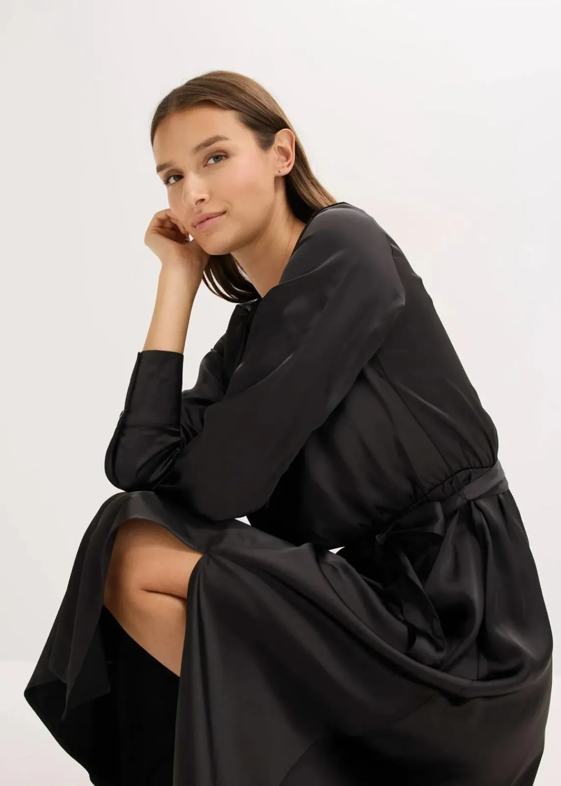 bonprix Bekleidung·Pullover & Strickjacken|Kleider^Midikleid aus glänzendem Satin schwarz