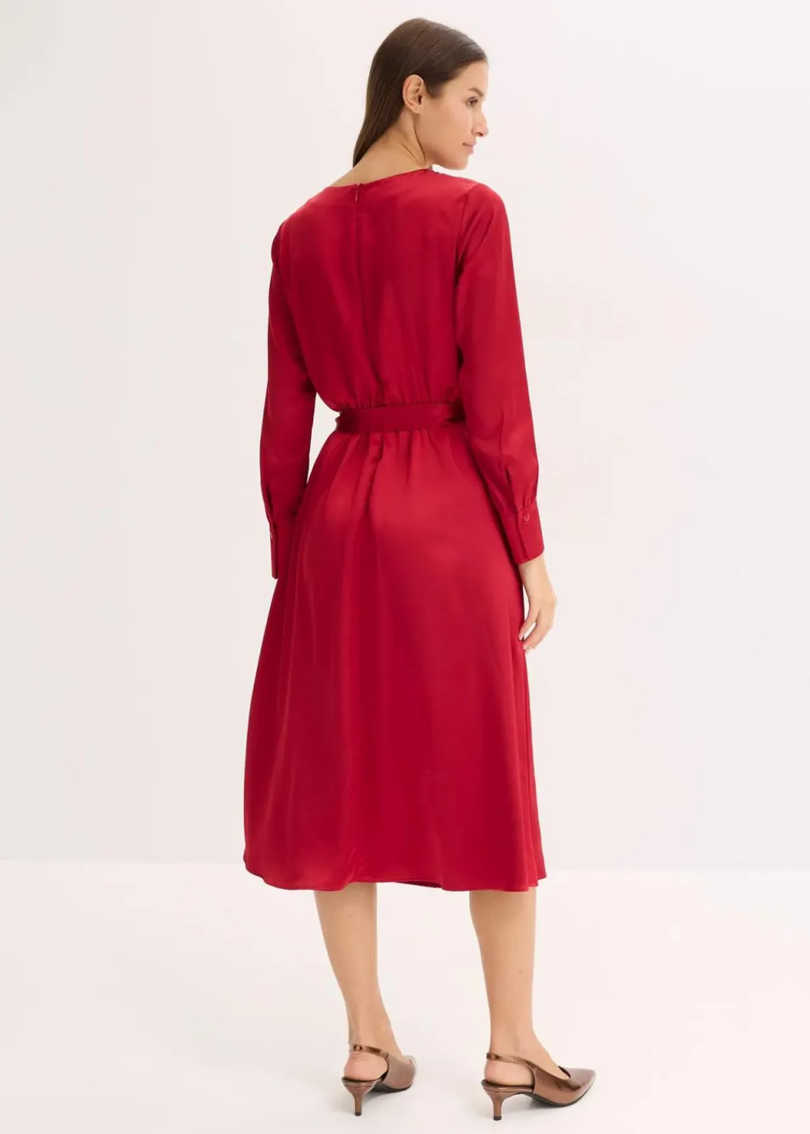bonprix Nachhaltigere Materialien|Kleider^Midikleid aus glänzendem Satin chillirot