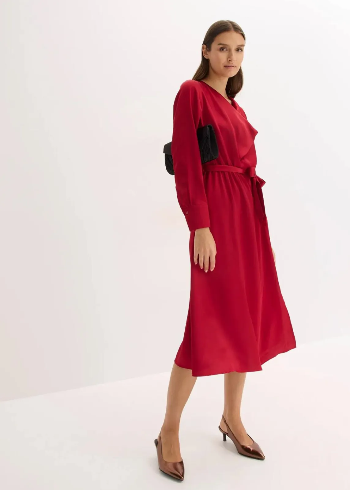 bonprix Nachhaltigere Materialien|Kleider^Midikleid aus glänzendem Satin chillirot