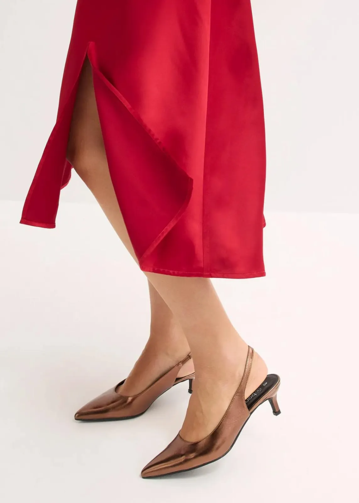 bonprix Nachhaltigere Materialien|Kleider^Midikleid aus glänzendem Satin chillirot