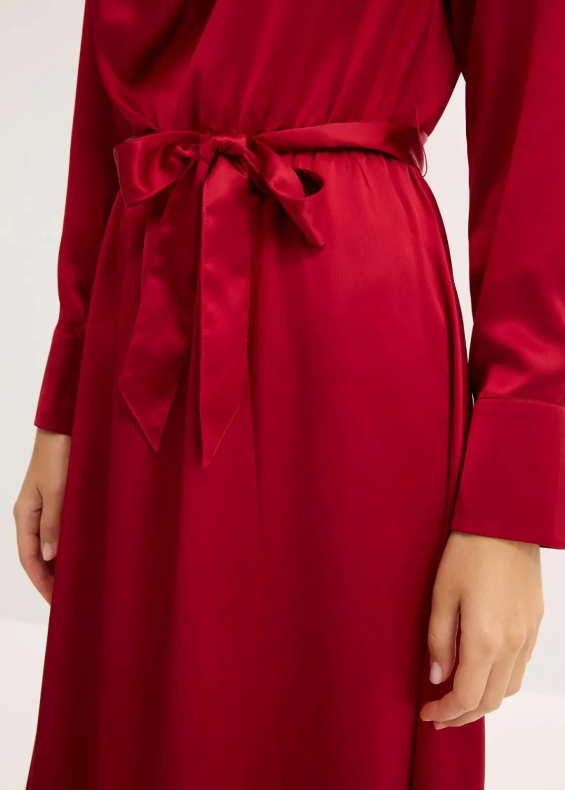 bonprix Nachhaltigere Materialien|Kleider^Midikleid aus glänzendem Satin chillirot
