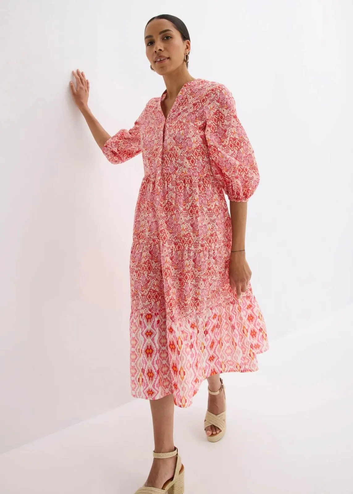 bonprix Bekleidung·Pullover & Strickjacken|Kleider^Midikleid aus leichter Baumwolle erdbeere/wollweiß bedruckt