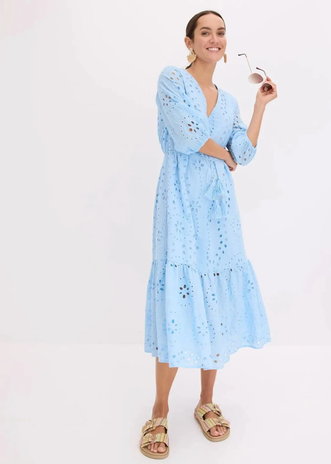 bonprix Kleider^Midikleid aus reiner Baumwolle mit Lochstickerei hellblau