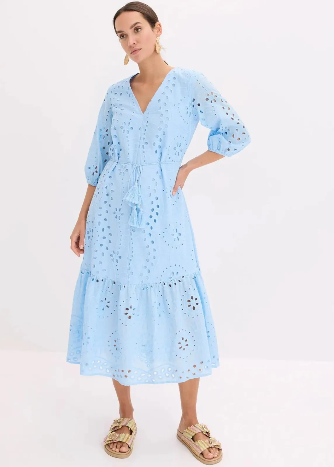 bonprix Kleider^Midikleid aus reiner Baumwolle mit Lochstickerei hellblau