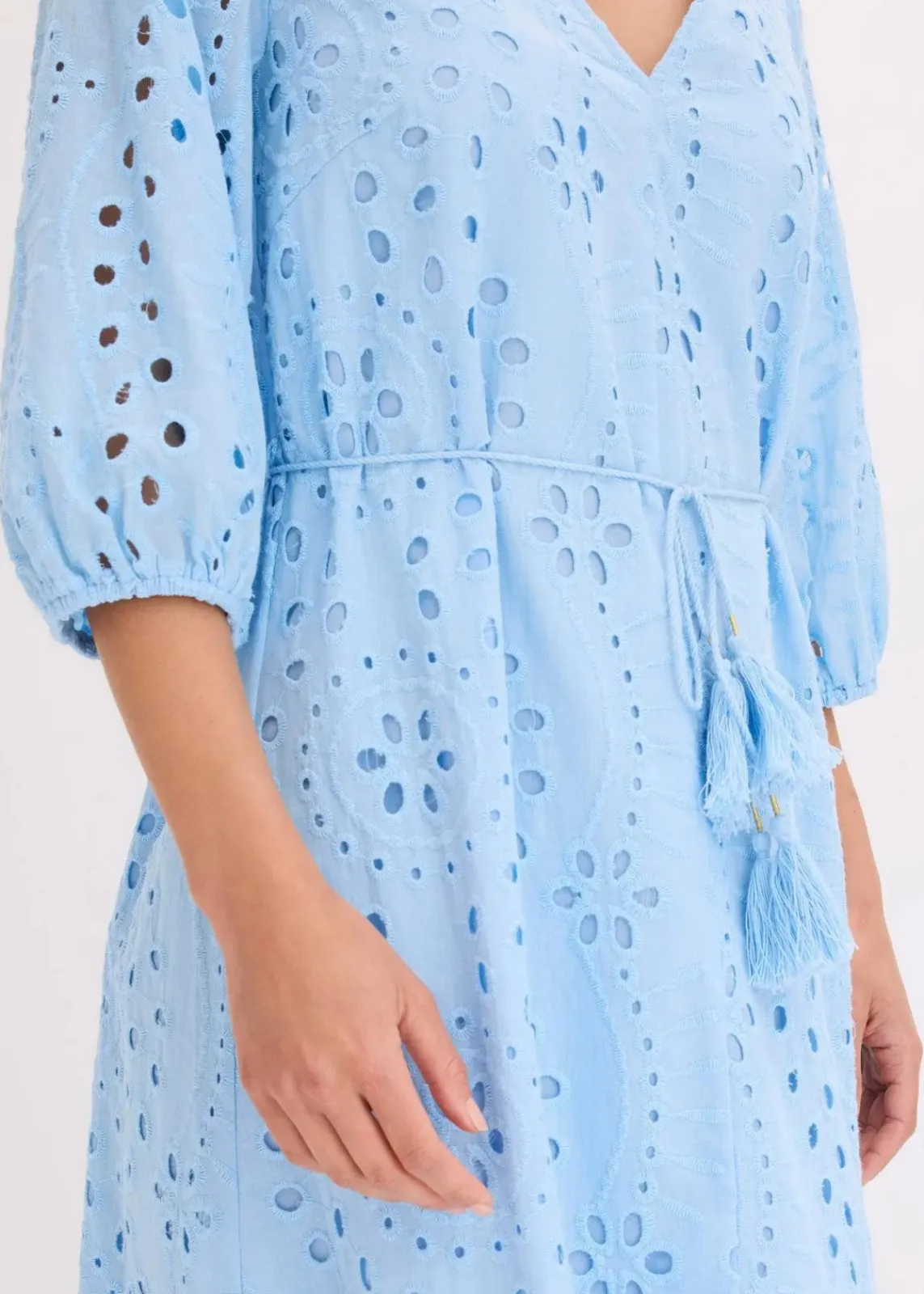 bonprix Kleider^Midikleid aus reiner Baumwolle mit Lochstickerei hellblau