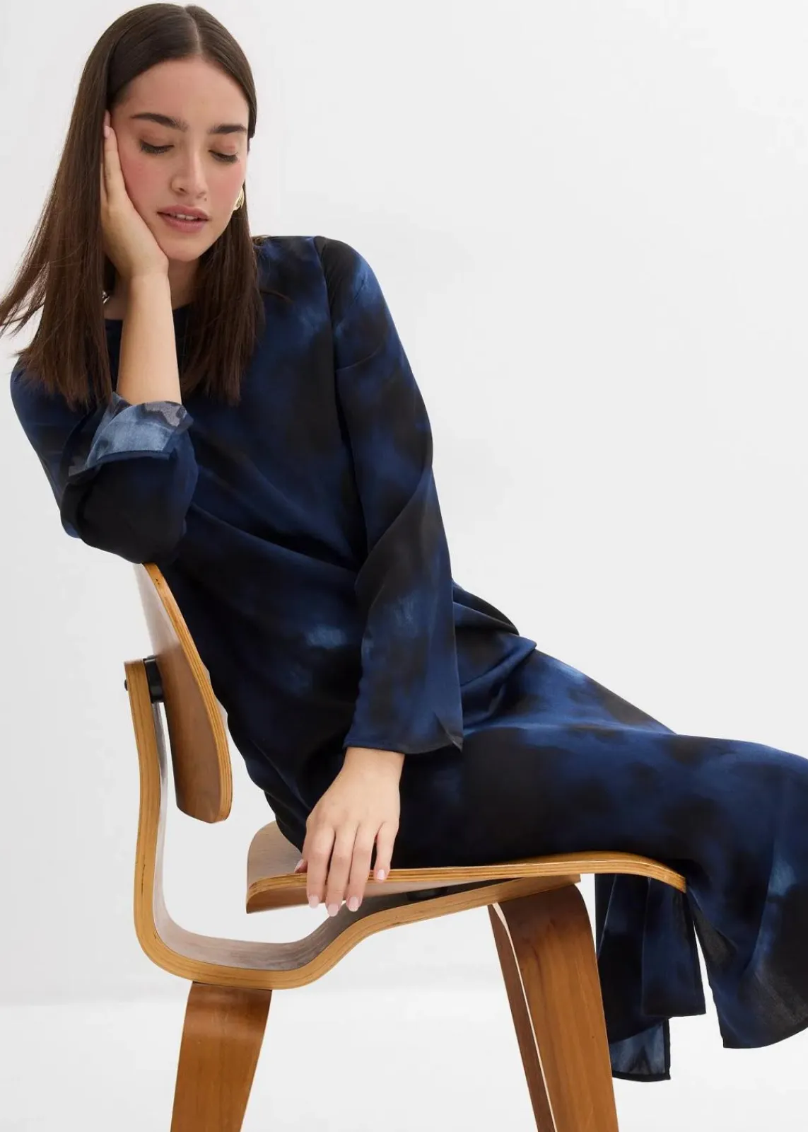 bonprix Kleider|Bekleidung·Pullover & Strickjacken^Midikleid aus Satin dunkelblau