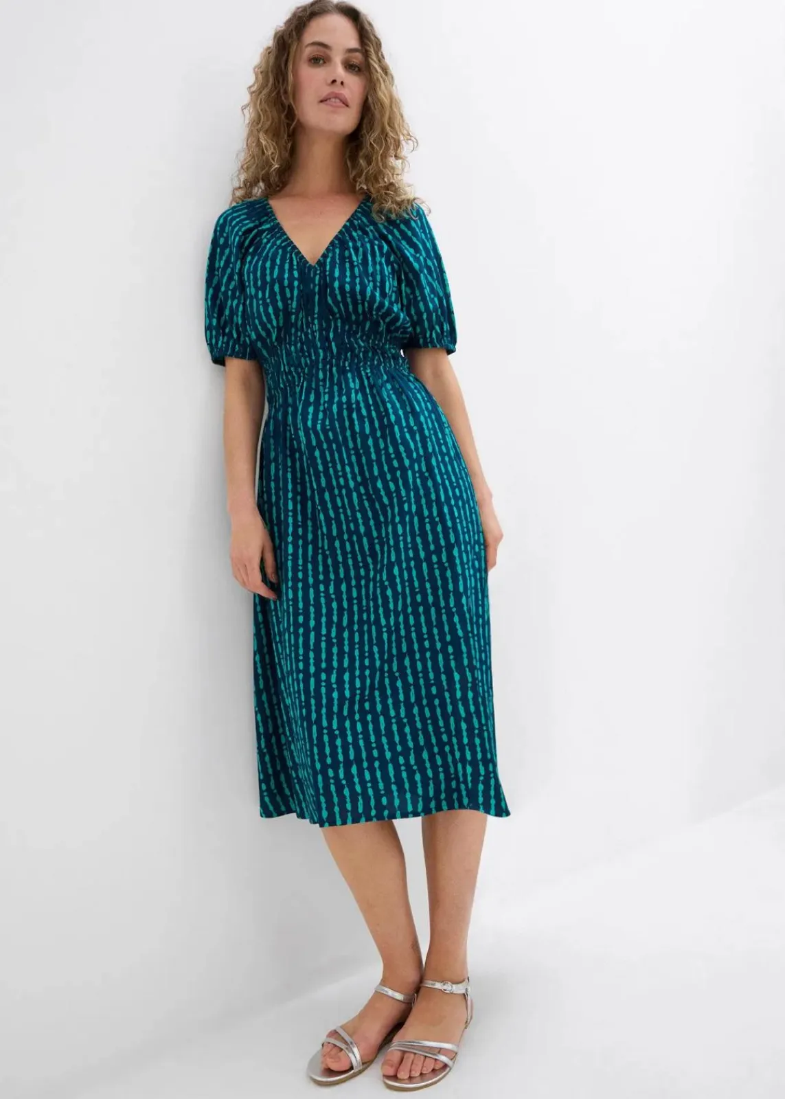 bonprix Bekleidung·Pullover & Strickjacken|Kleider^Midikleid aus softer Viskose dunkelblau/matttürkis bedruckt