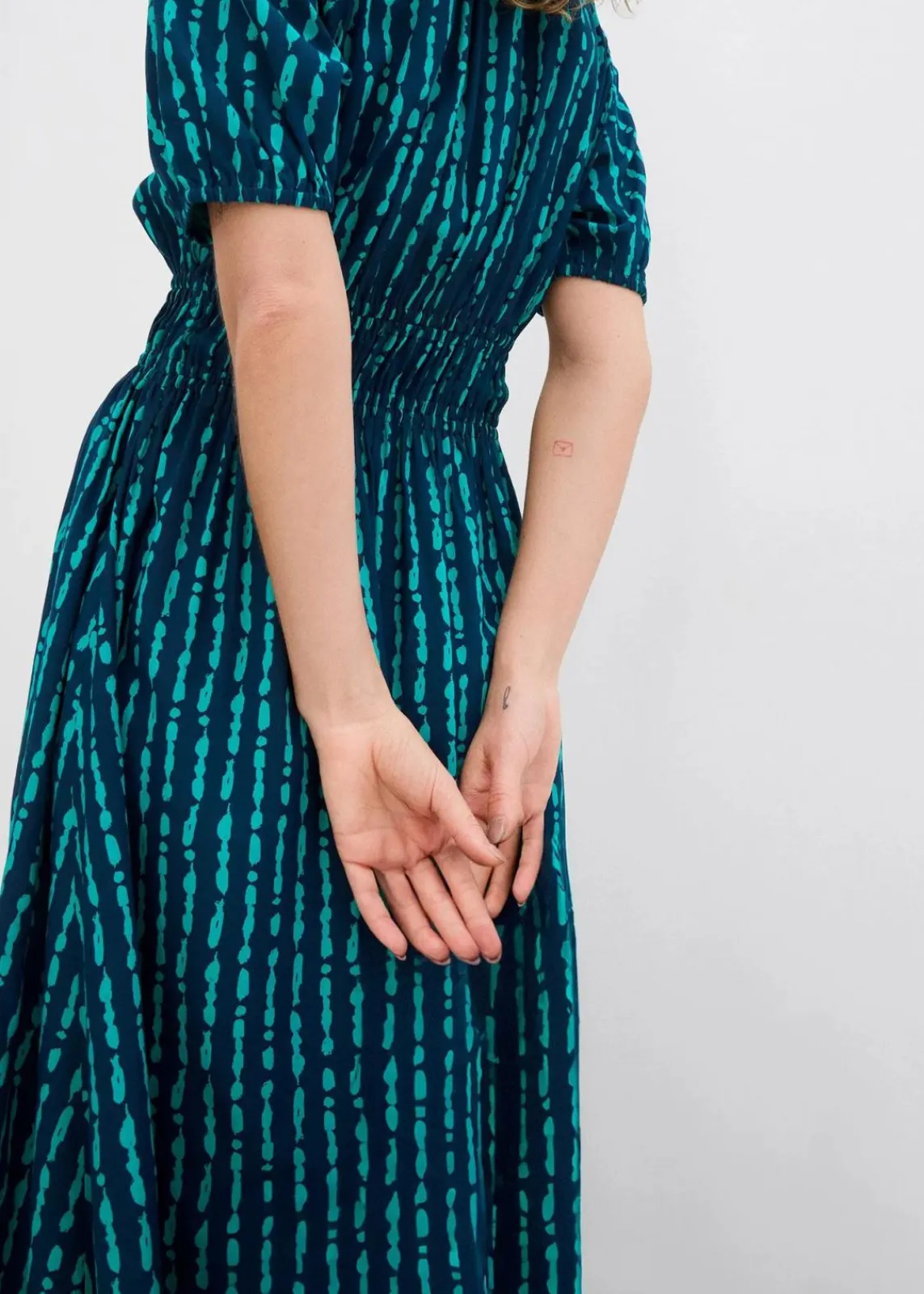 bonprix Bekleidung·Pullover & Strickjacken|Kleider^Midikleid aus softer Viskose dunkelblau/matttürkis bedruckt