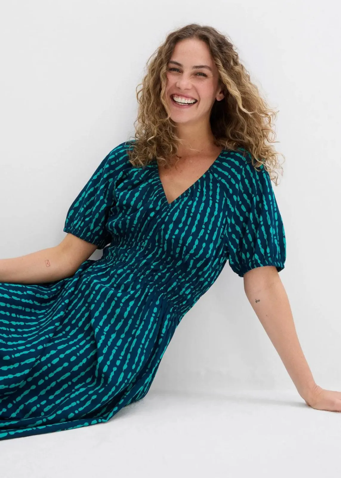 bonprix Bekleidung·Pullover & Strickjacken|Kleider^Midikleid aus softer Viskose dunkelblau/matttürkis bedruckt