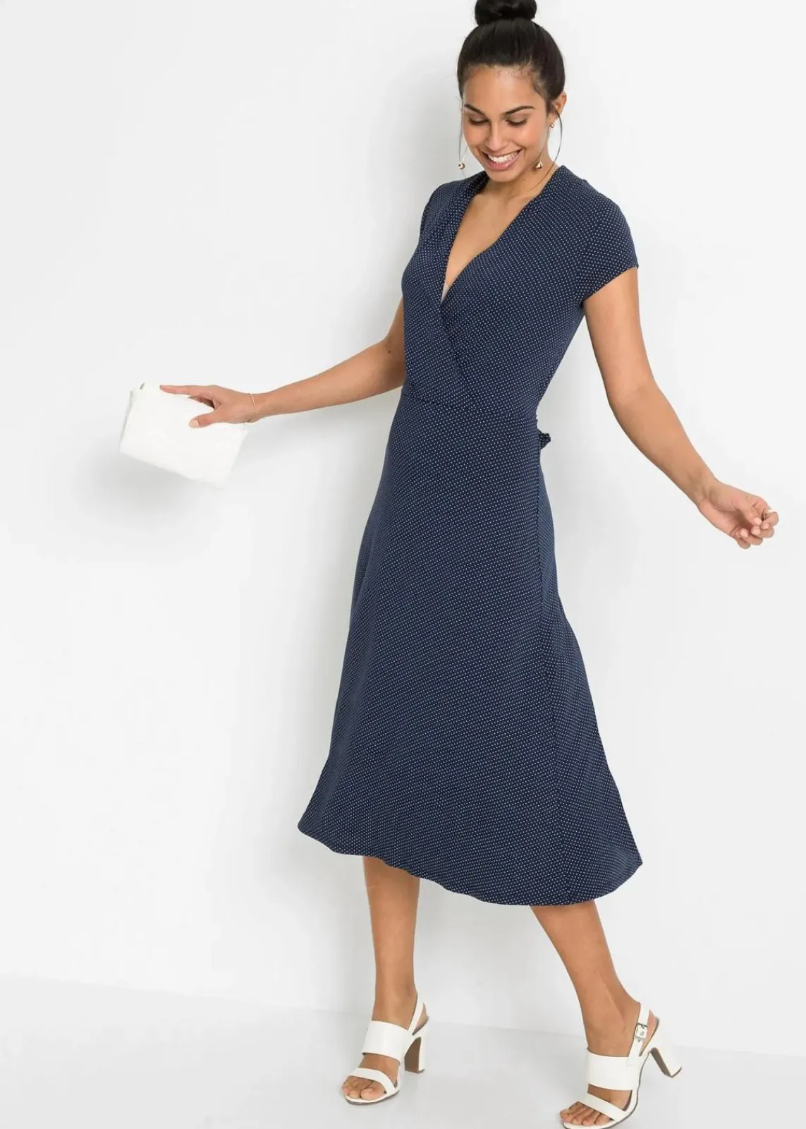 bonprix Bekleidung·Pullover & Strickjacken|Kleider^Midikleid aus Viksose-Mix dunkelblau/weiß gepunktet