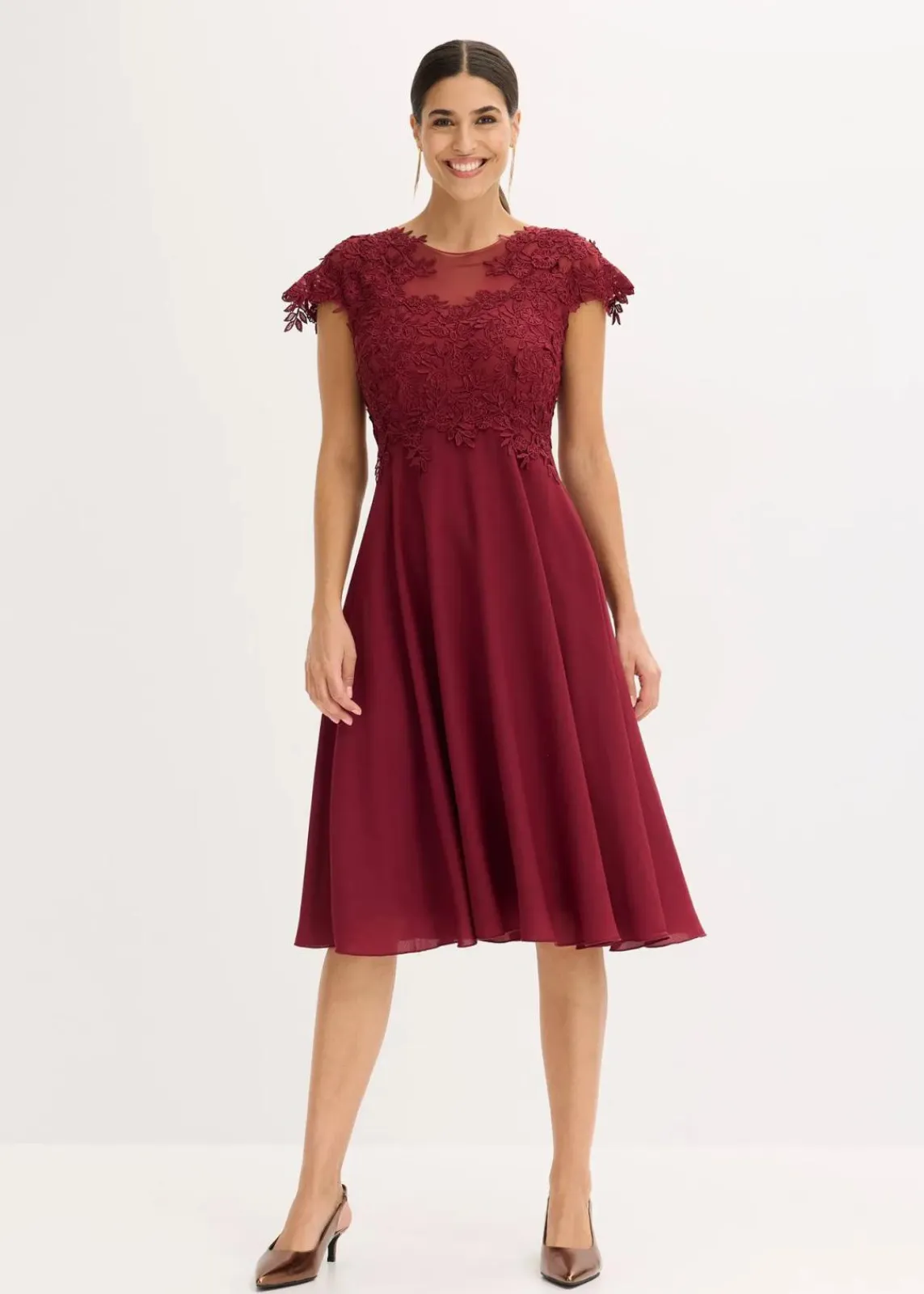 bonprix Kleider|Festliche Mode^Midikleid aus zartem Tüll mit Spitze rubinrot