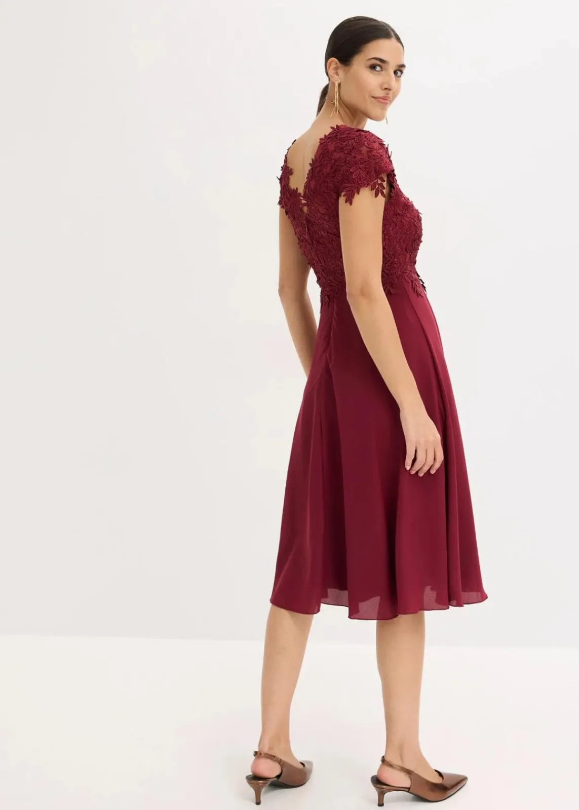 bonprix Kleider|Festliche Mode^Midikleid aus zartem Tüll mit Spitze rubinrot