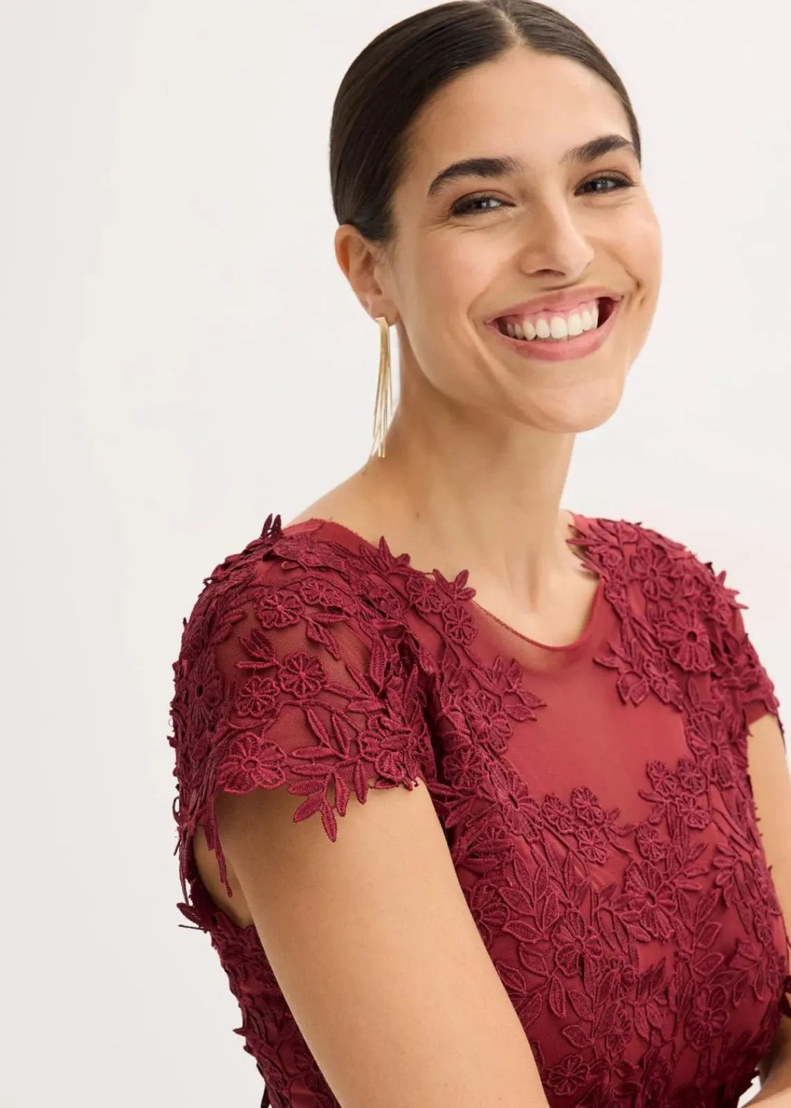 bonprix Kleider|Festliche Mode^Midikleid aus zartem Tüll mit Spitze rubinrot