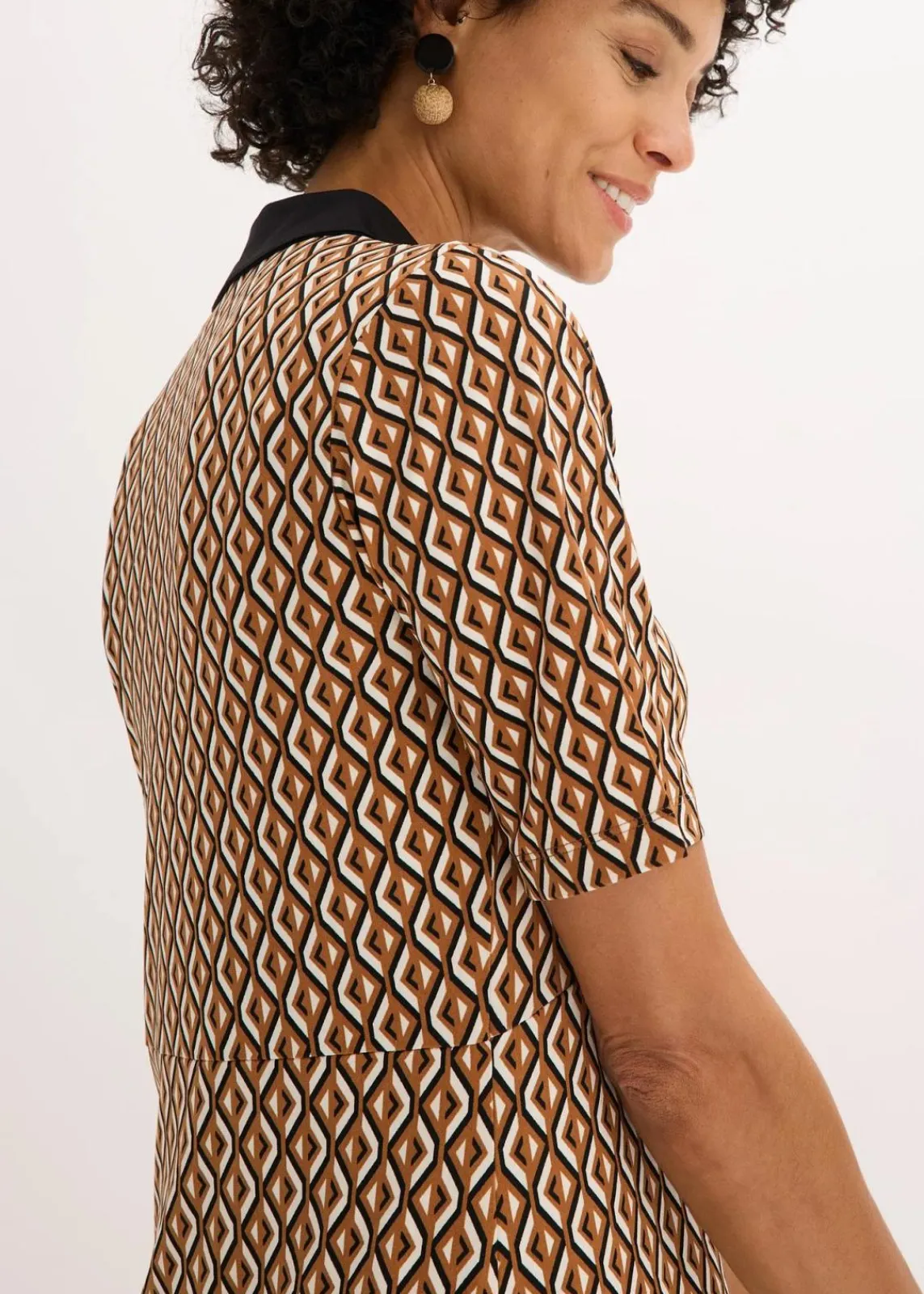 bonprix Bekleidung·Pullover & Strickjacken|Kleider^Midi-Polokleid mokkabraun/schwarz graphisch bedruckt
