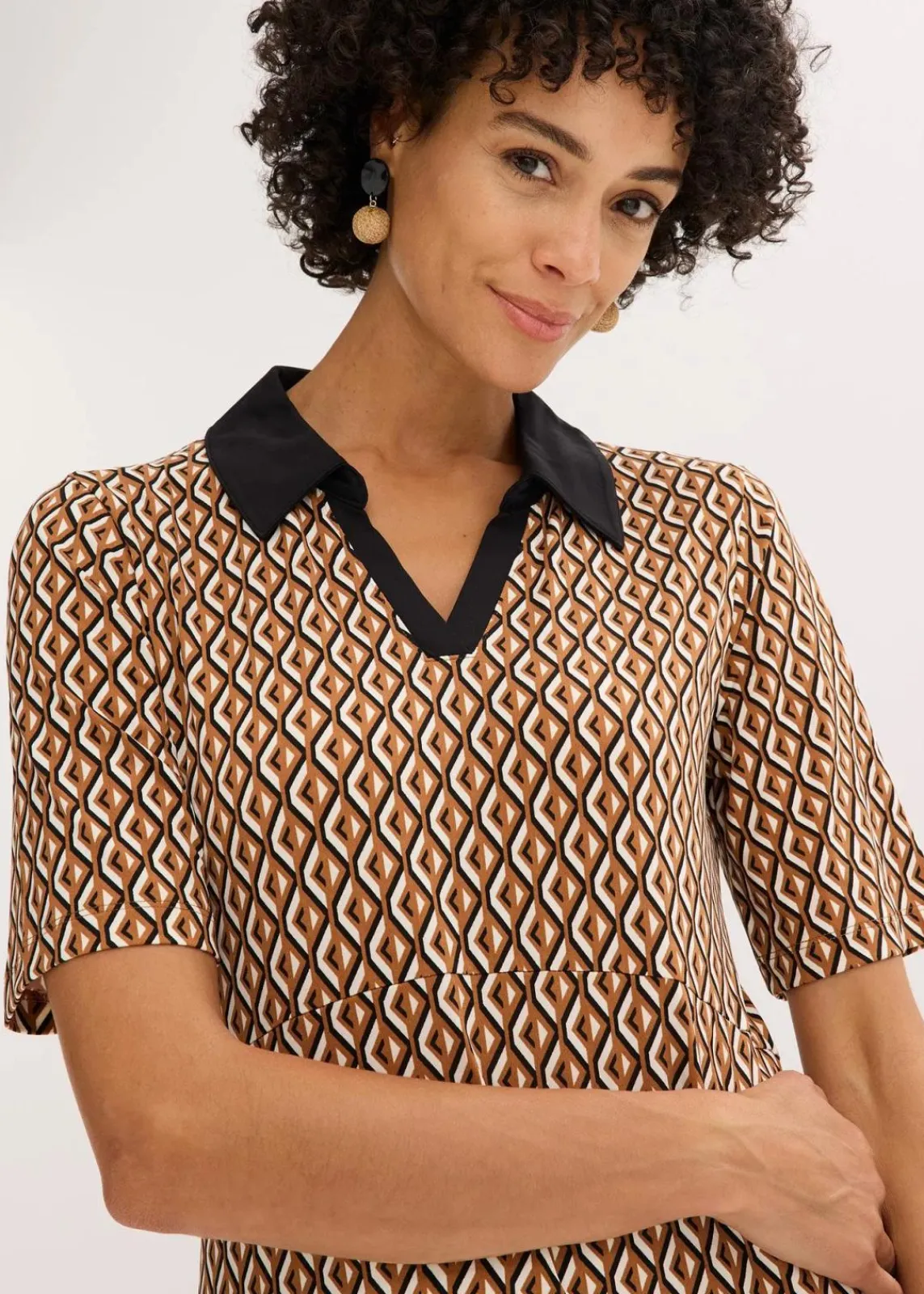 bonprix Bekleidung·Pullover & Strickjacken|Kleider^Midi-Polokleid mokkabraun/schwarz graphisch bedruckt