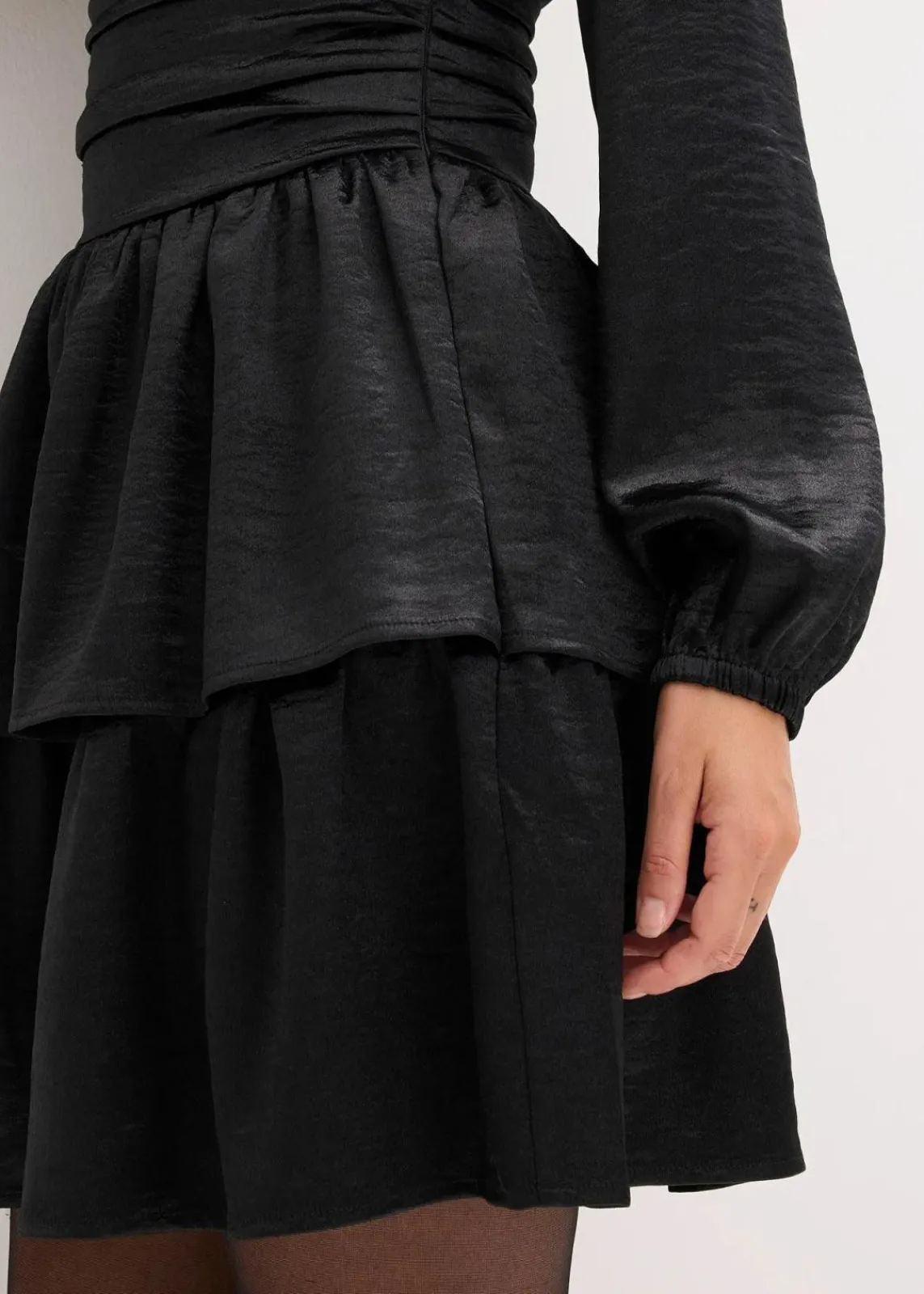 bonprix Nachhaltigere Materialien|Kleider^Minikleid schwarz