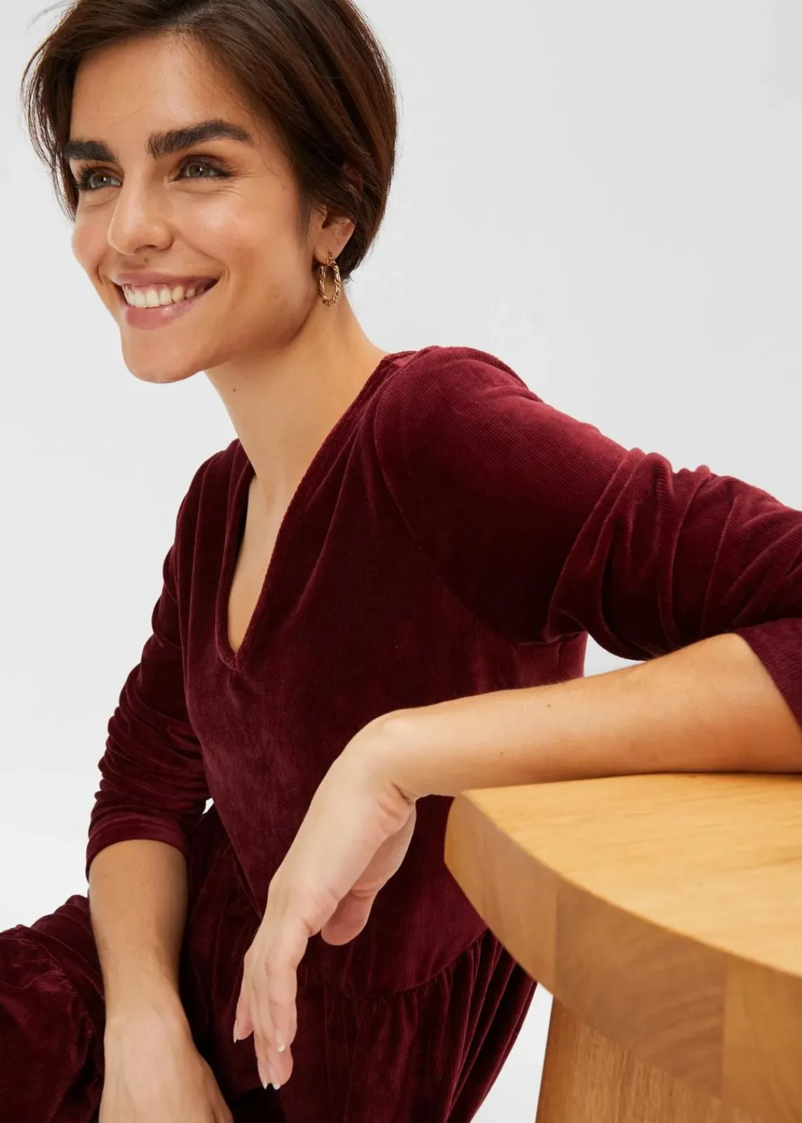 bonprix Kleider|Bekleidung·Pullover & Strickjacken^Minikleid aus elastischen Samt ahornrot